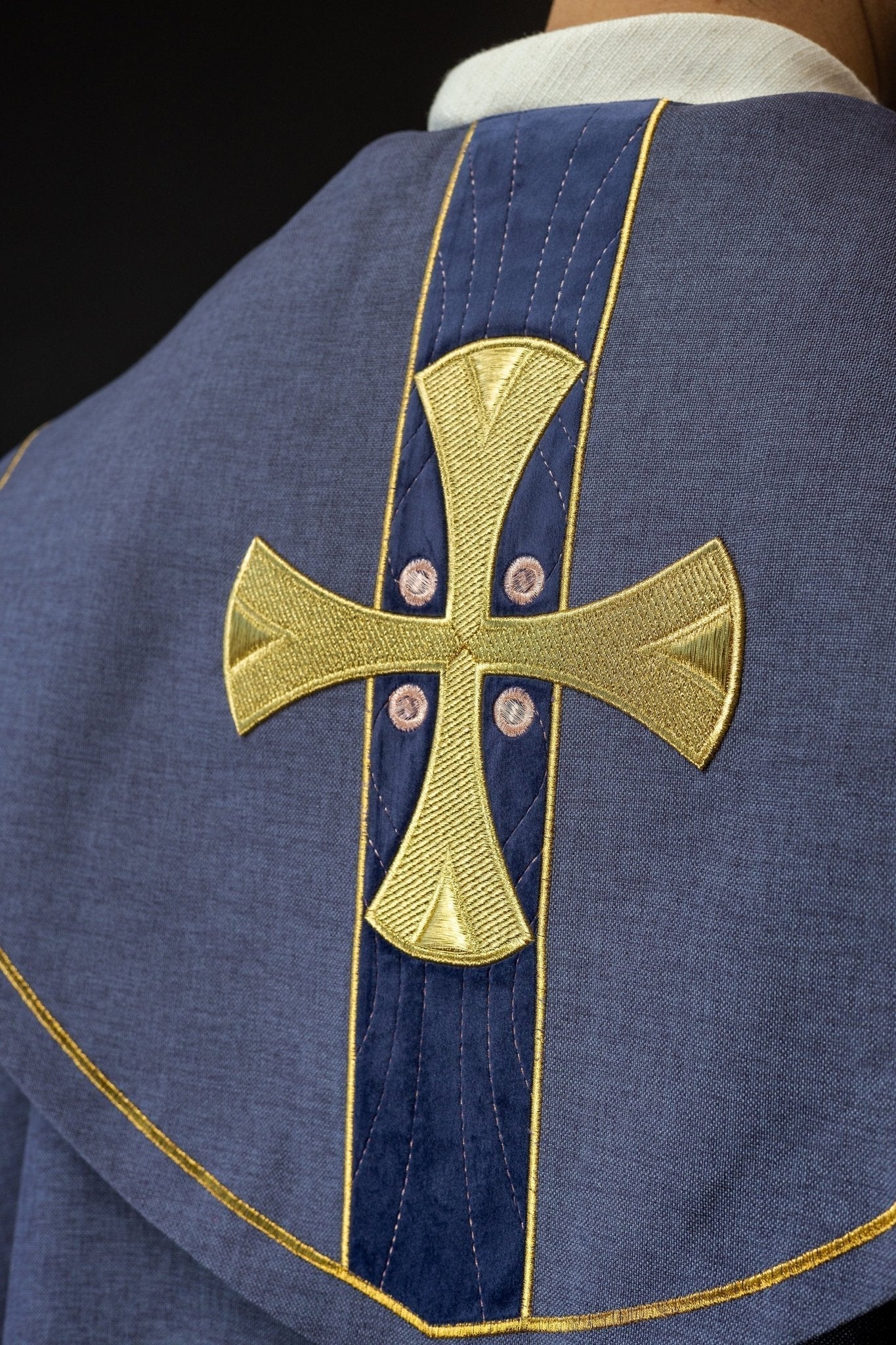 Capa de asperges com bordado de cruzes douradas e veludo roxo