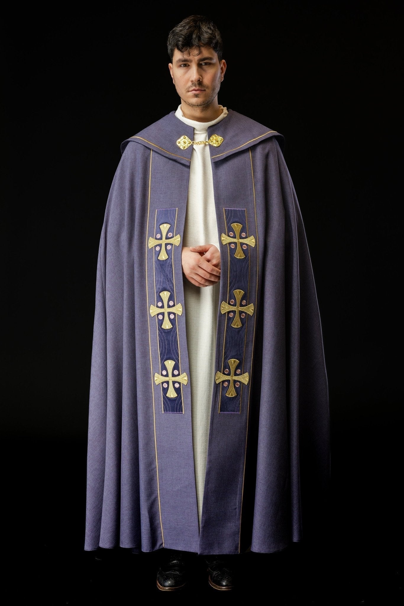 Capa de asperges com bordado de cruzes douradas e veludo roxo
