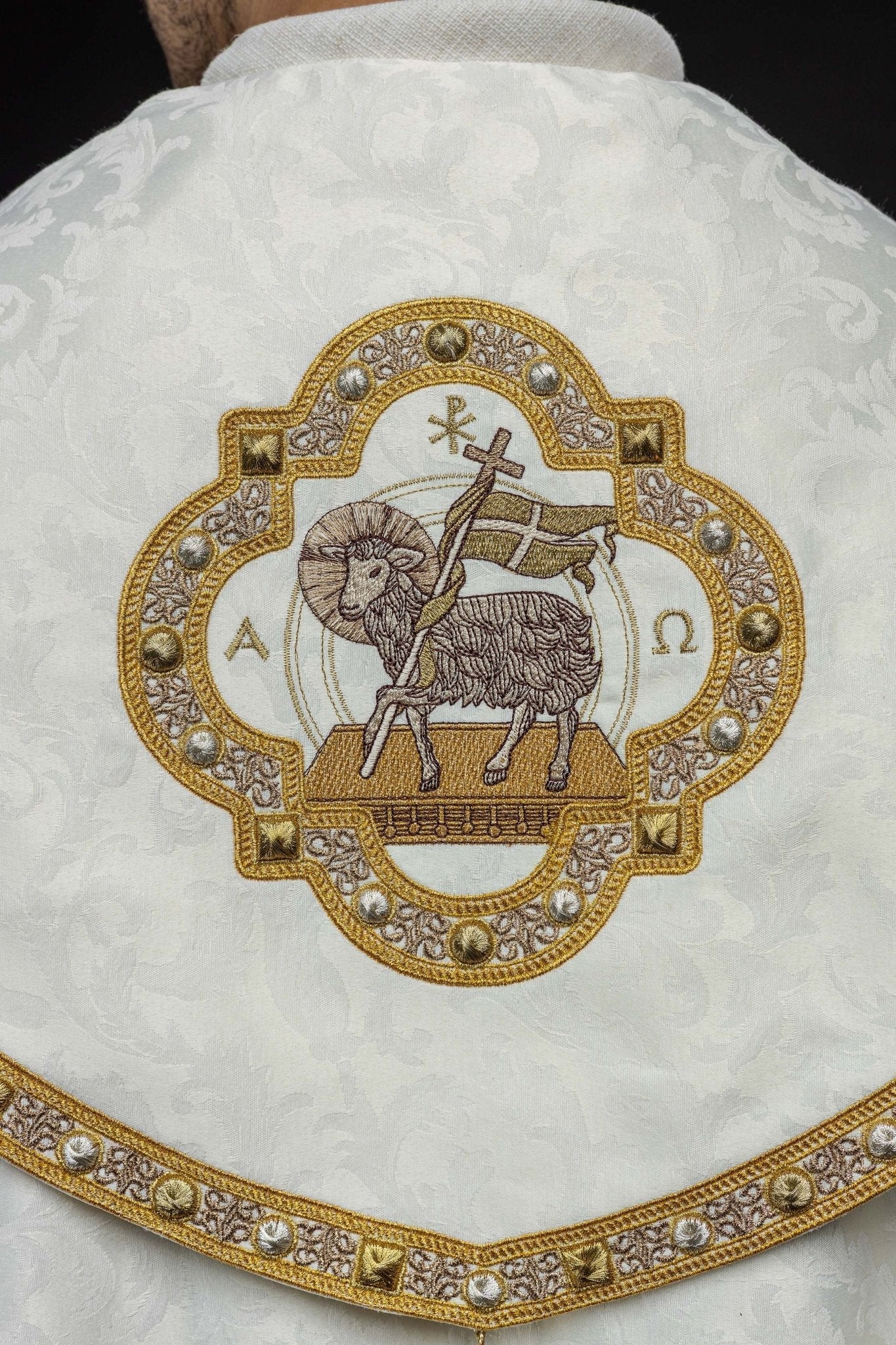 Capa de asperges com Cordeiro Pascal confeccionada em tecido ornamental