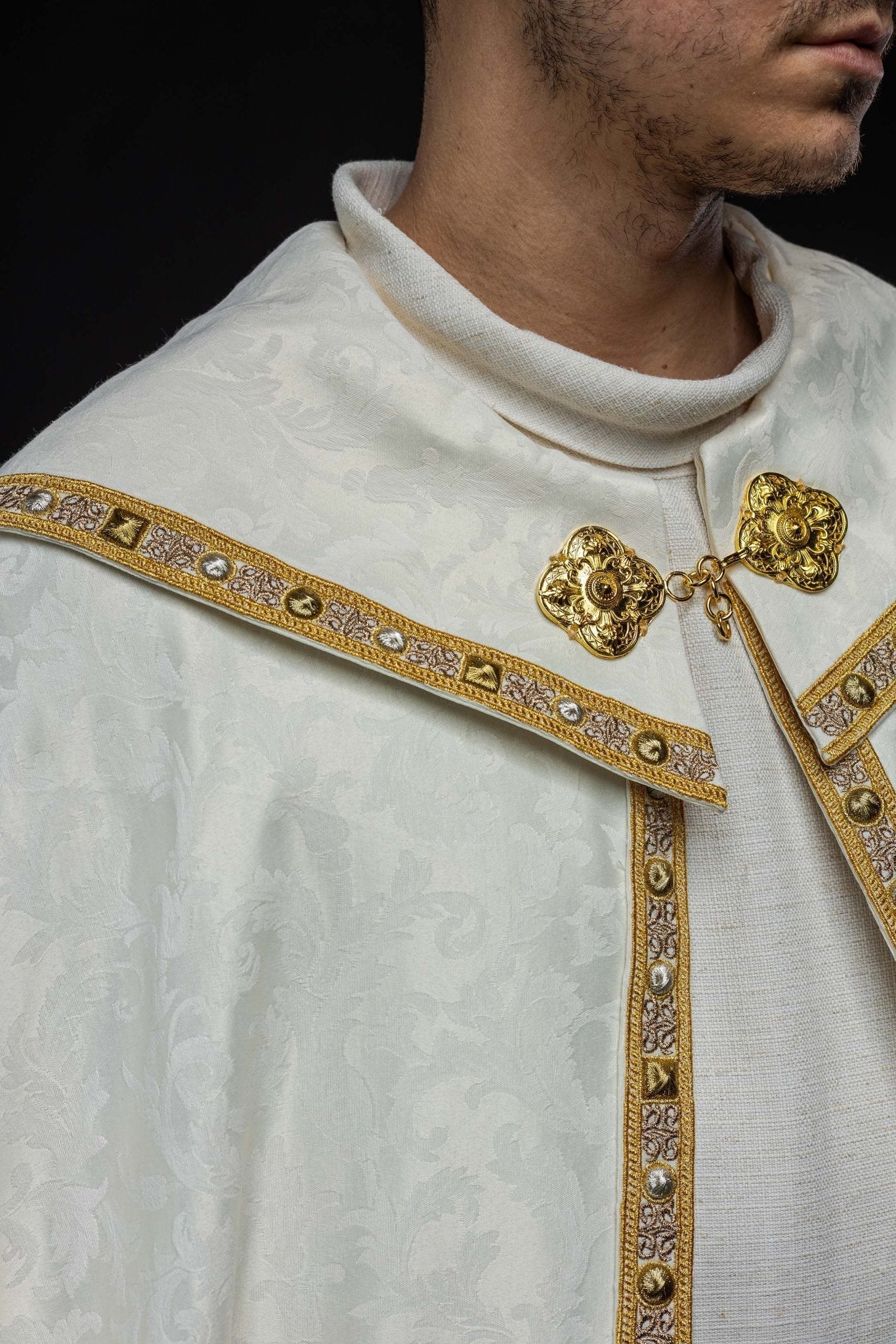 Capa de asperges com Cordeiro Pascal confeccionada em tecido ornamental