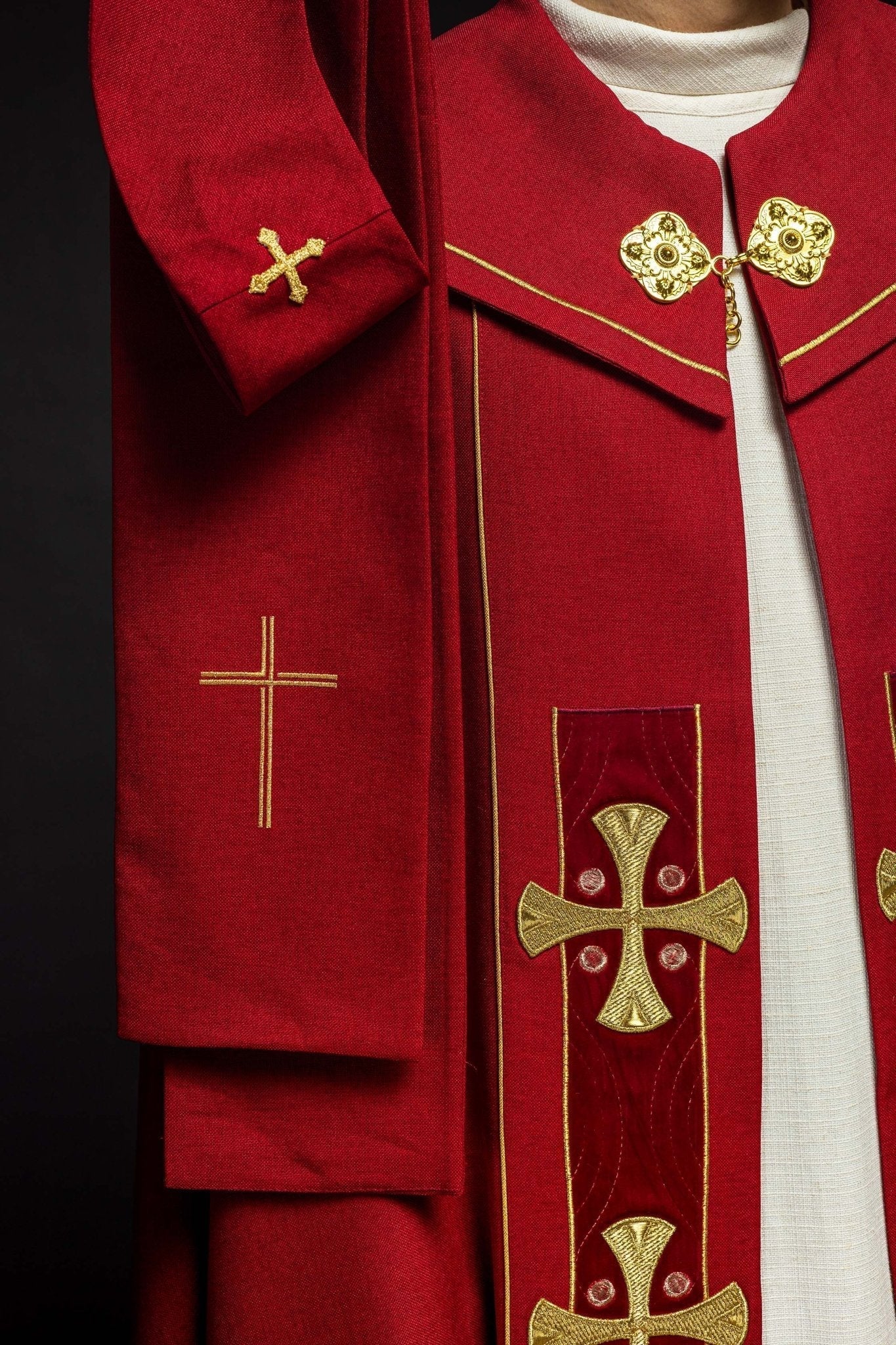 Capa de asperges com bordados de cruzes douradas e veludo vermelho