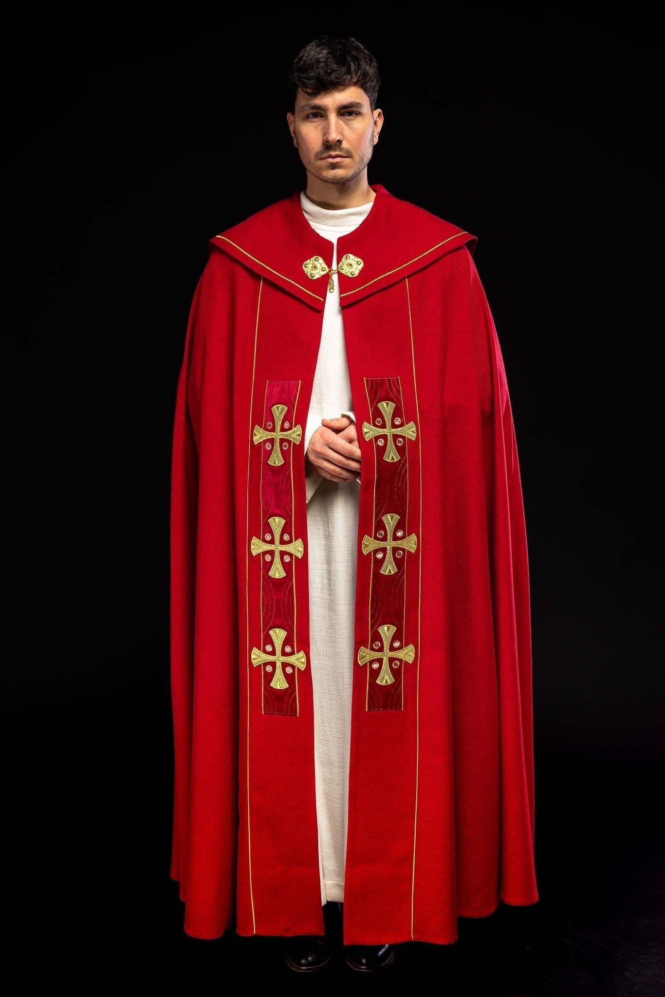 Capa de asperges com bordados de cruzes douradas e veludo vermelho