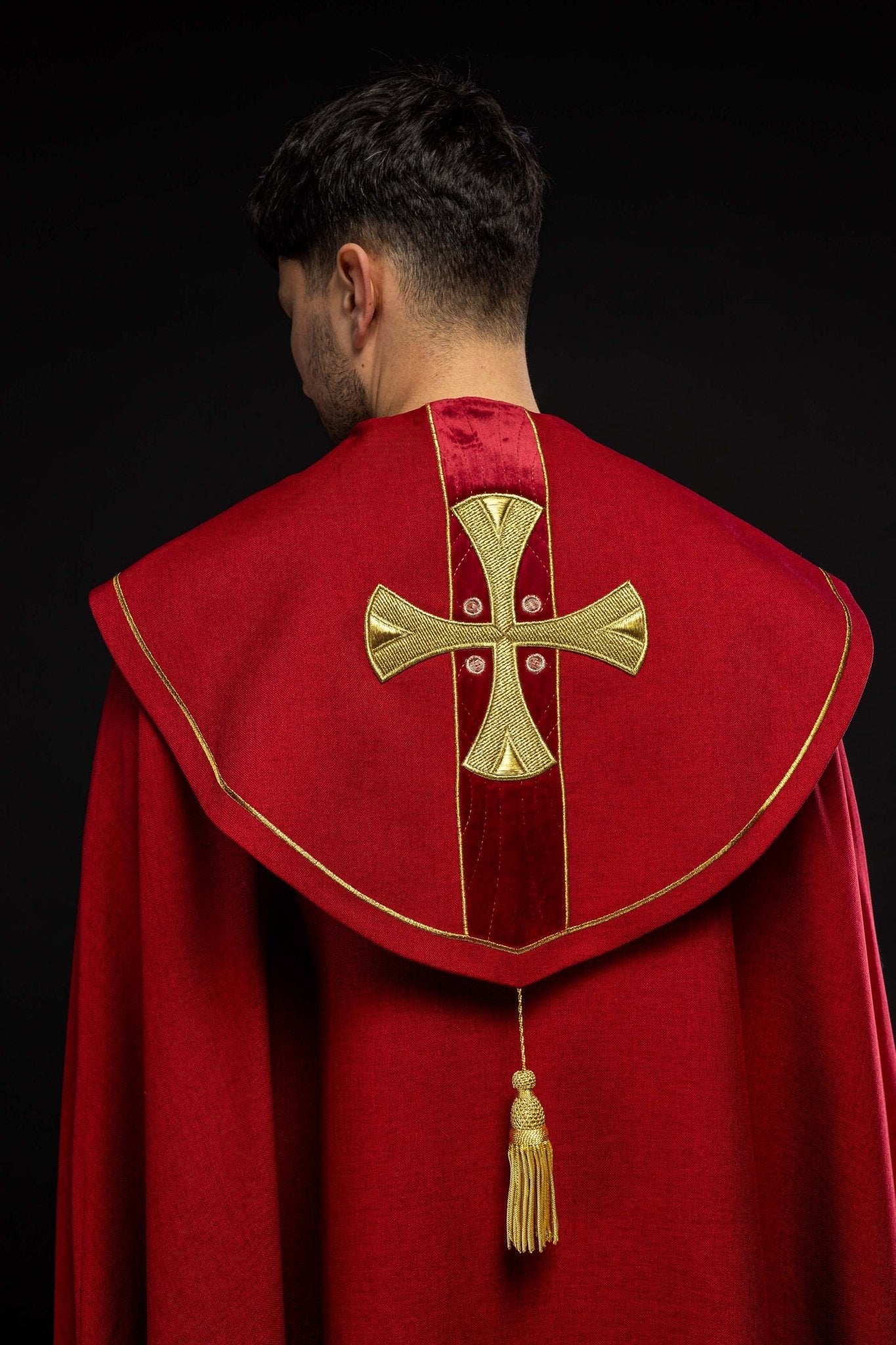 Capa de asperges com bordados de cruzes douradas e veludo vermelho