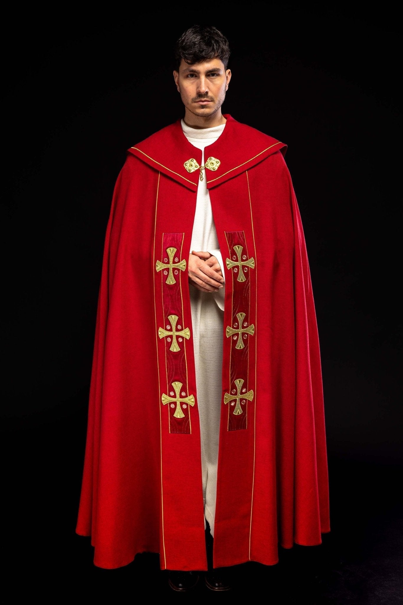 Capa de asperges com bordados de cruzes douradas e veludo vermelho
