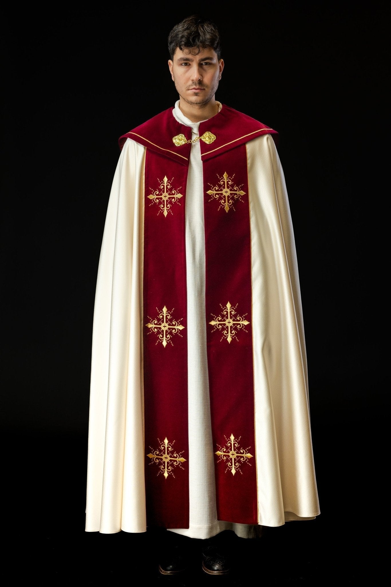 Capa de asperges litúrgica bordada com faixa bordô