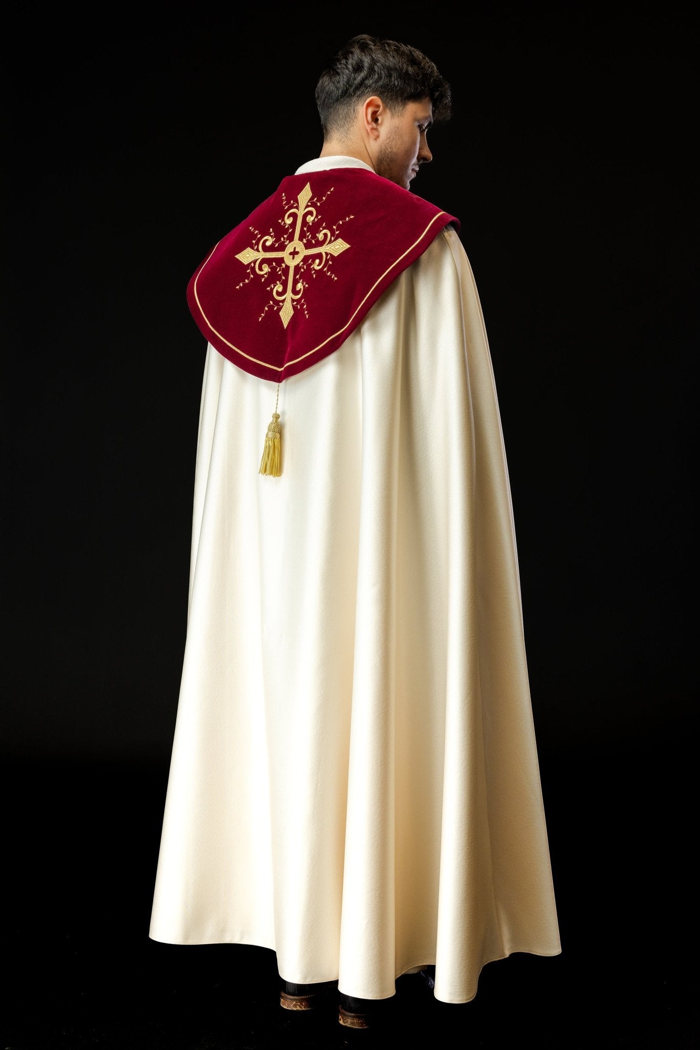 Capa de asperges litúrgica bordada com faixa bordô