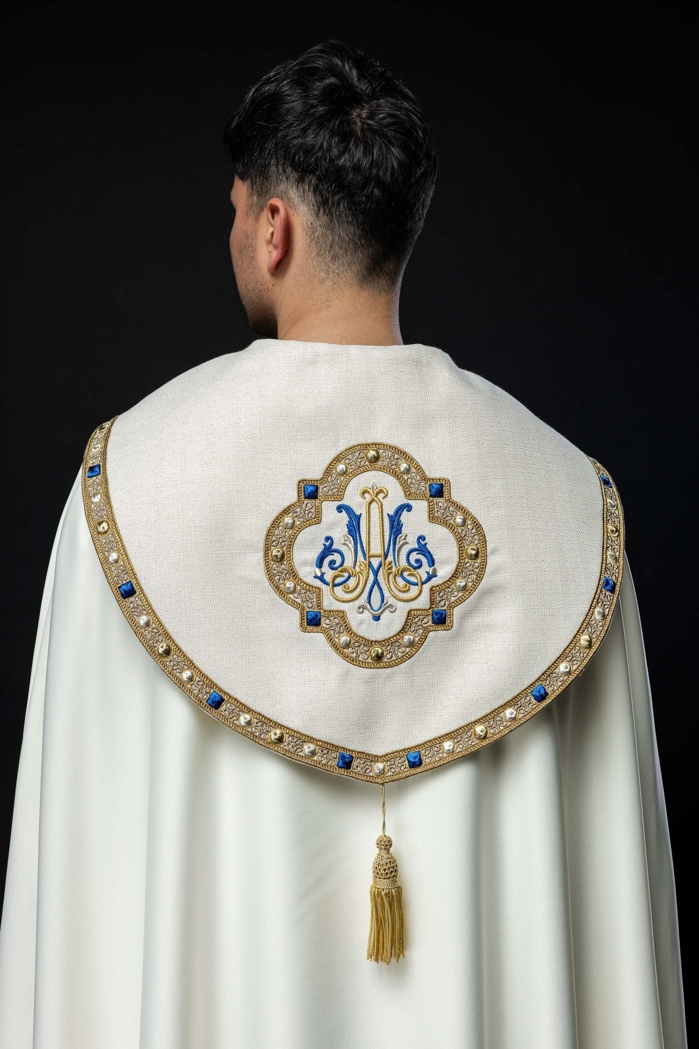 Capa de asperges litúrgica bordada com brasão mariano