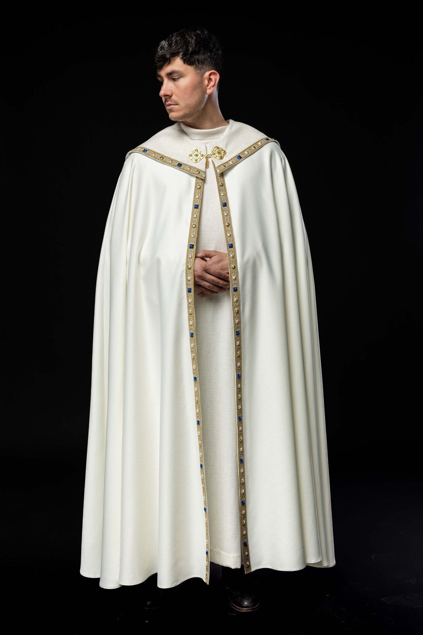 Capa de asperges litúrgica bordada com brasão mariano