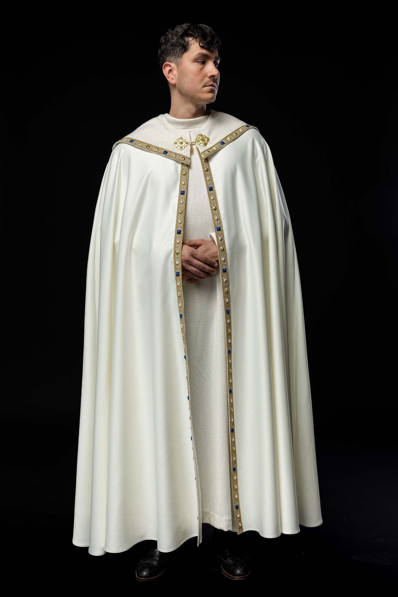 Capa de asperges litúrgica bordada com brasão mariano