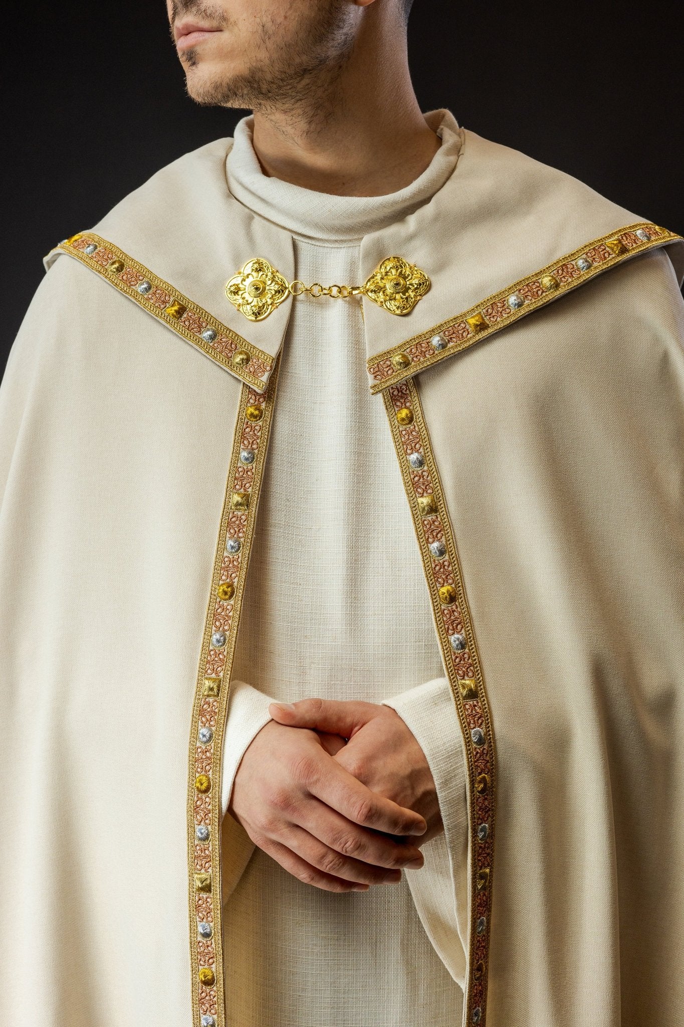 Capa de asperges litúrgica creme com IHS dourado