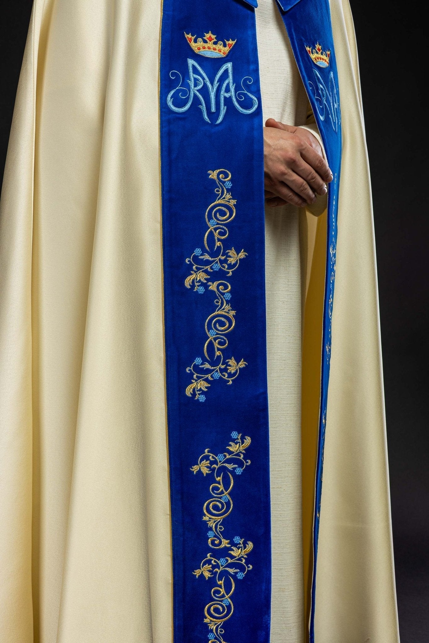 Capa de asperges creme com bordado mariano e detalhes em veludo azul