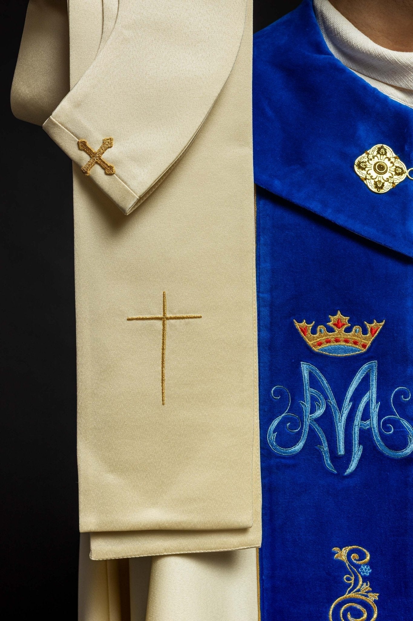 Capa de asperges creme com bordado mariano e detalhes em veludo azul
