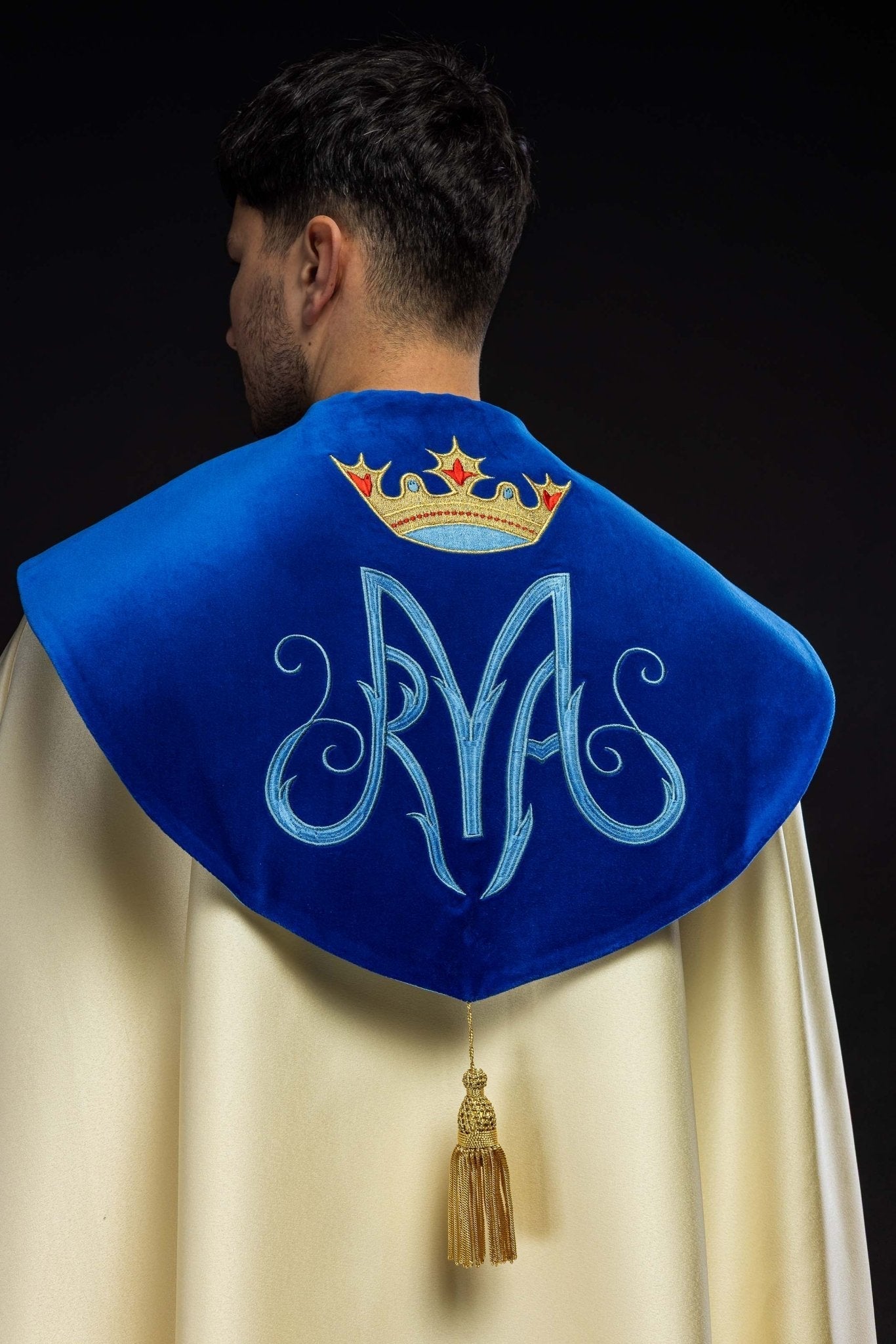 Capa de asperges creme com bordado mariano e detalhes em veludo azul