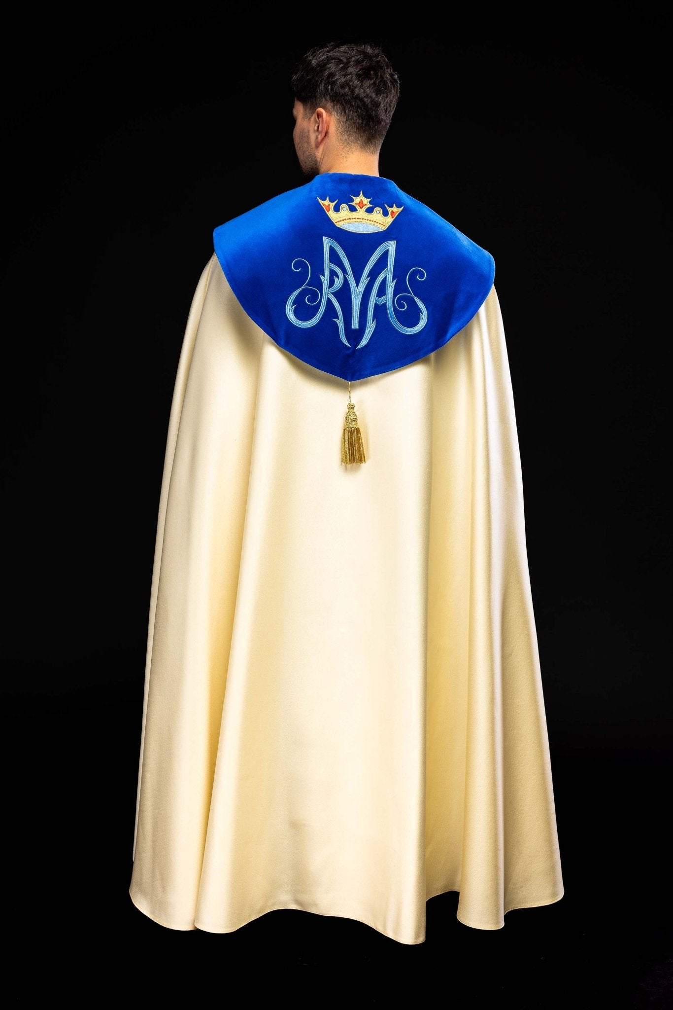 Capa de asperges creme com bordado mariano e detalhes em veludo azul