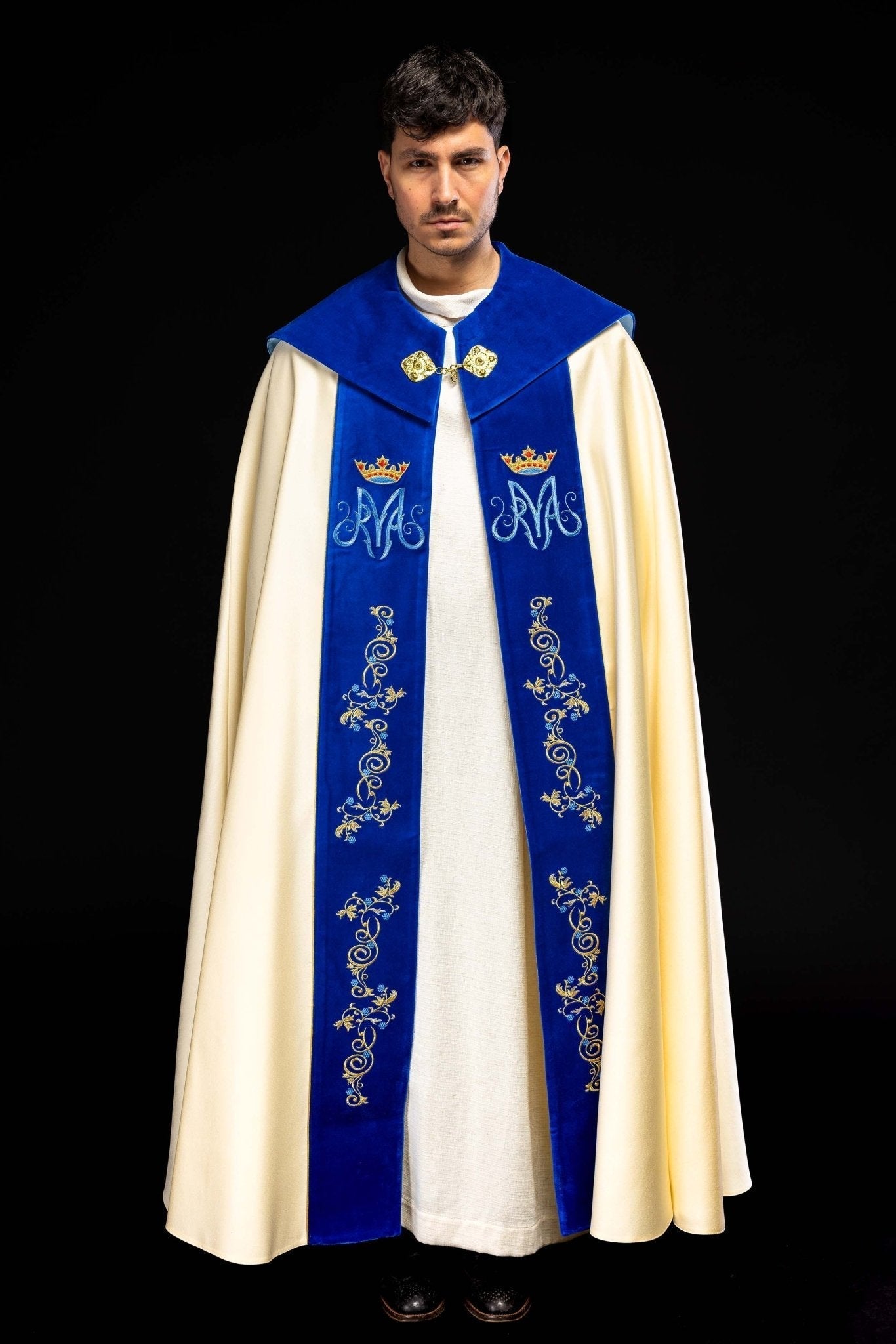 Capa de asperges creme com bordado mariano e detalhes em veludo azul