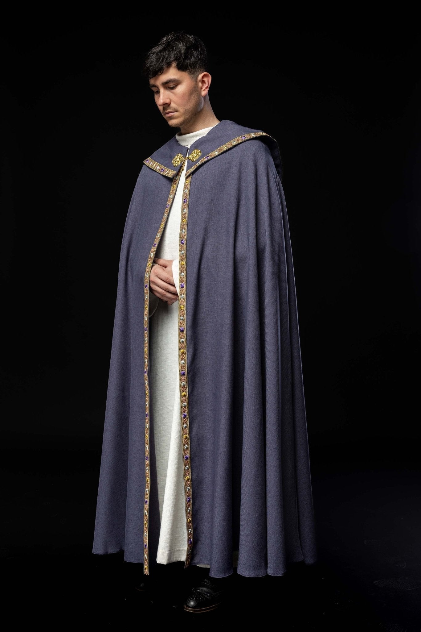 Capa de asperges roxa com IHS dourado