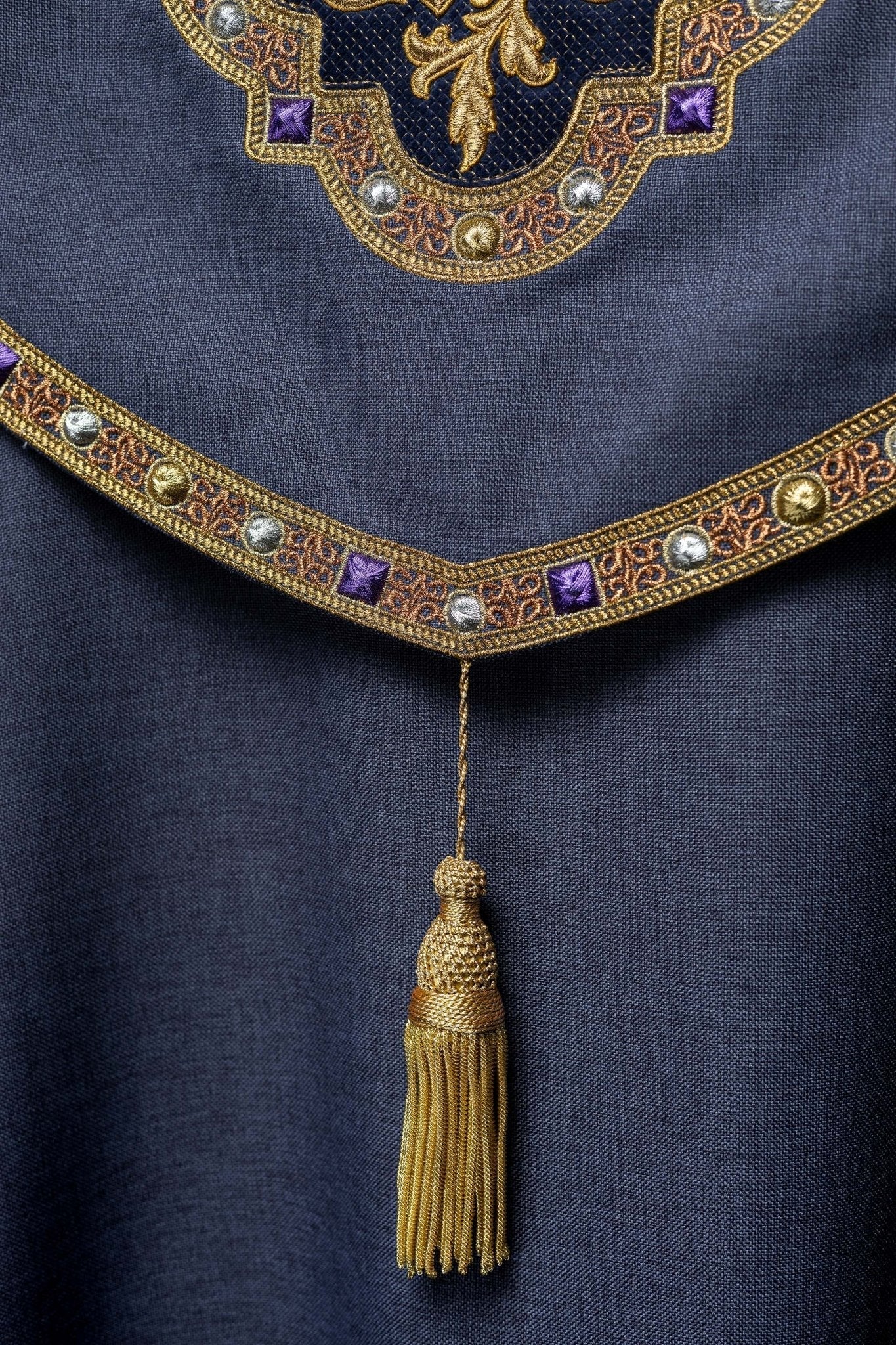 Capa de asperges roxa com IHS dourado