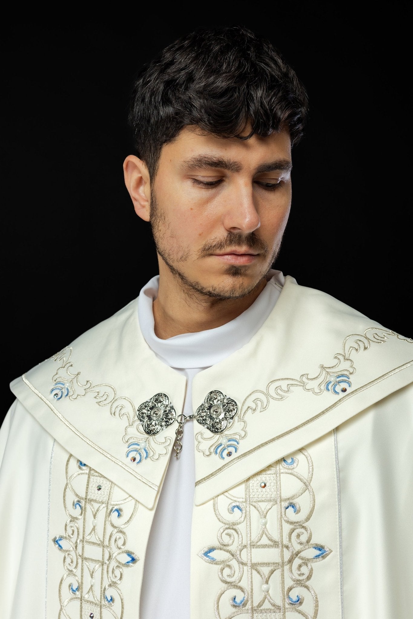 Capa de asperges litúrgica bordada com símbolo mariano