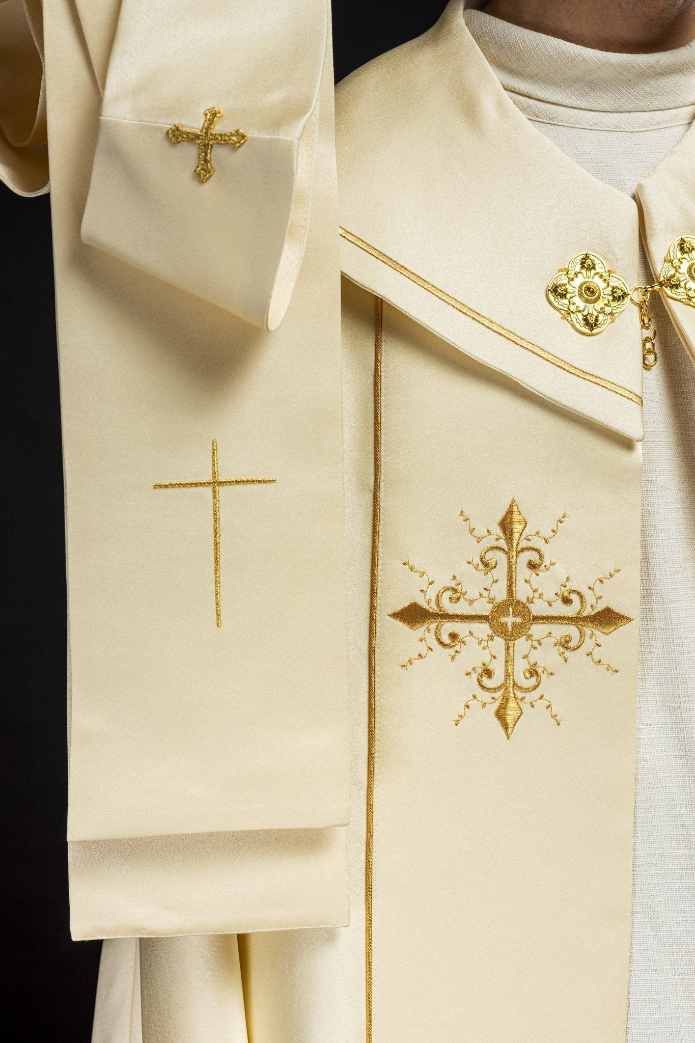 Capa de asperges litúrgica bordada creme