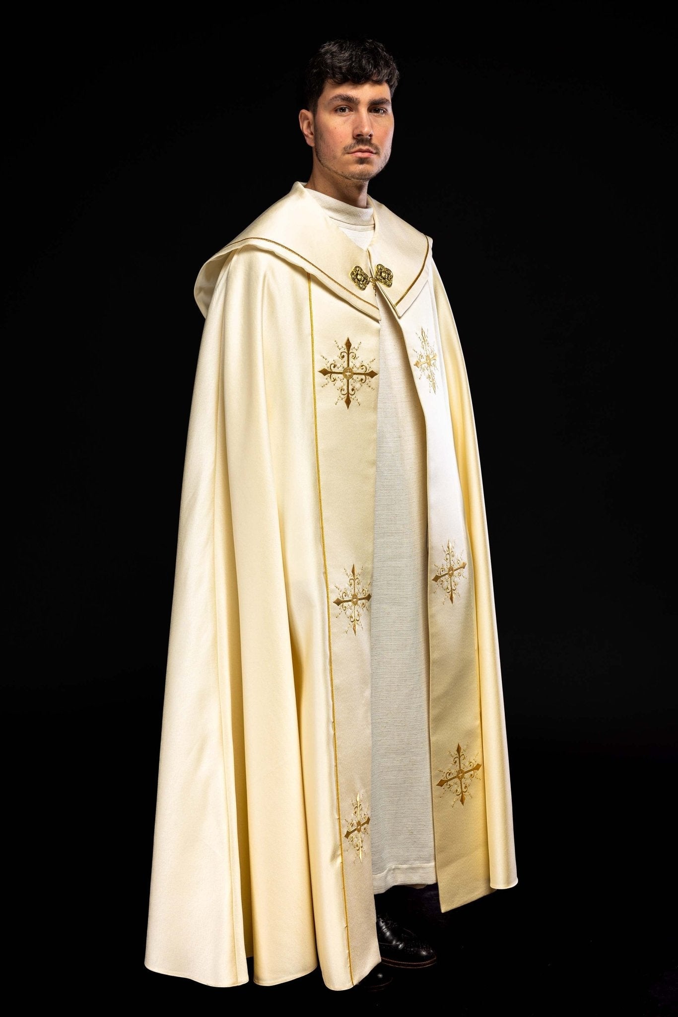 Capa de asperges litúrgica bordada creme
