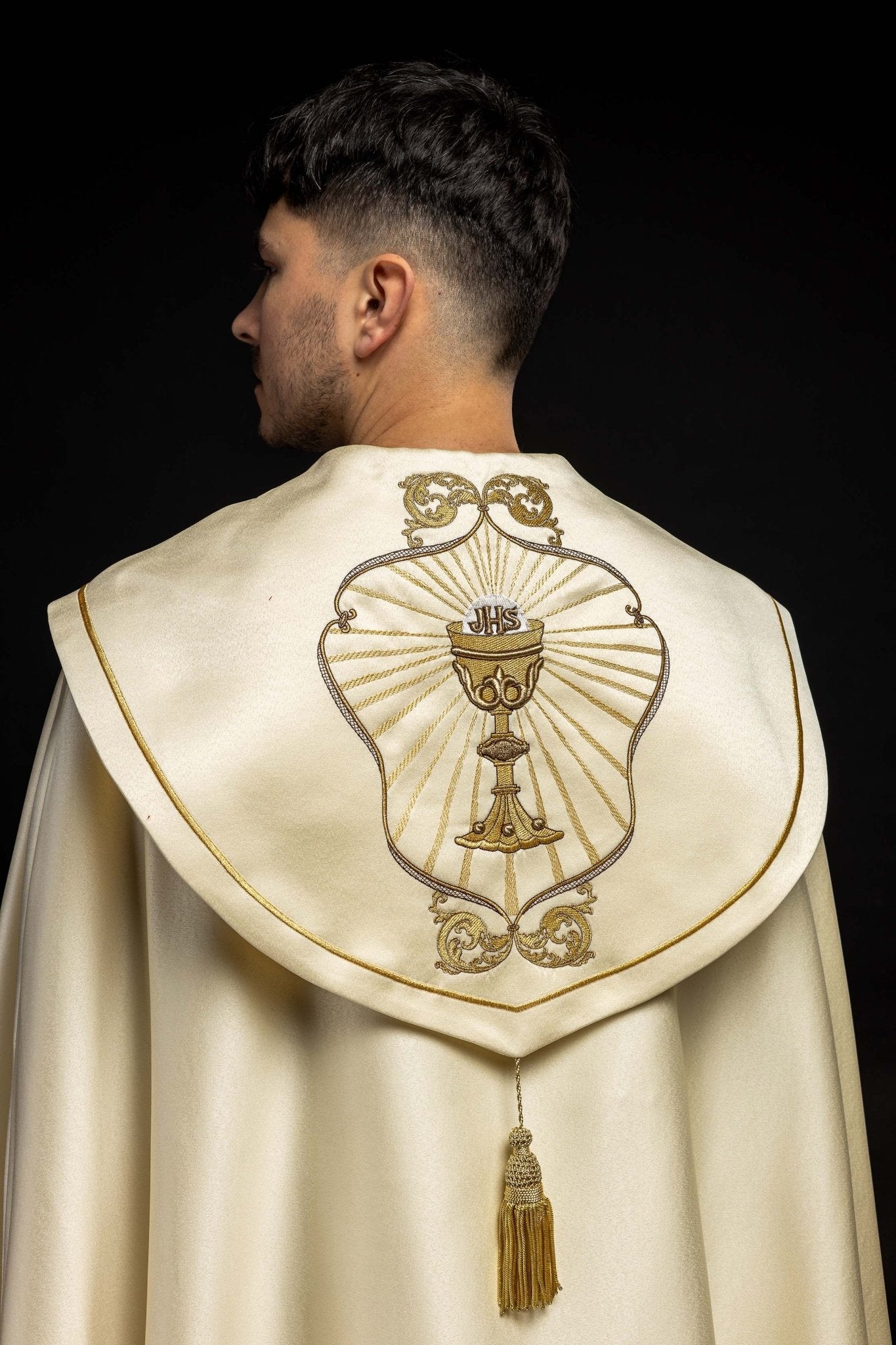 Capa de asperges litúrgica creme com cálice e IHS bordados