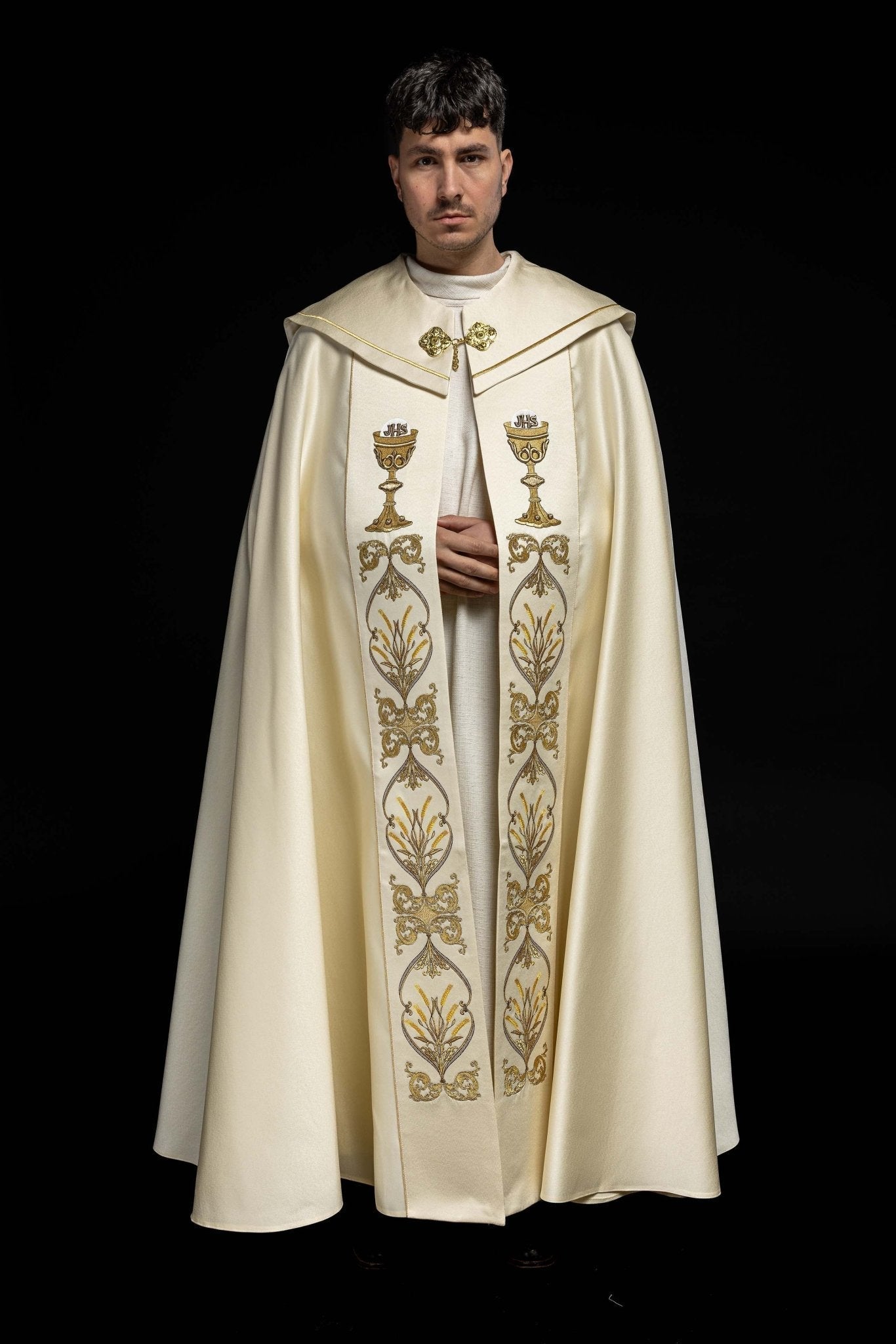 Capa de asperges litúrgica creme com cálice e IHS bordados