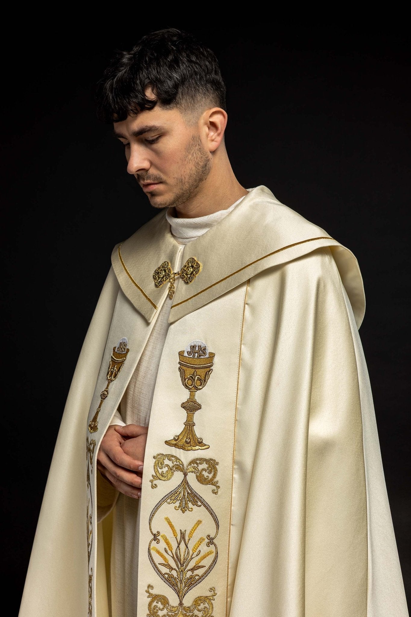 Capa de asperges litúrgica creme com cálice e IHS bordados