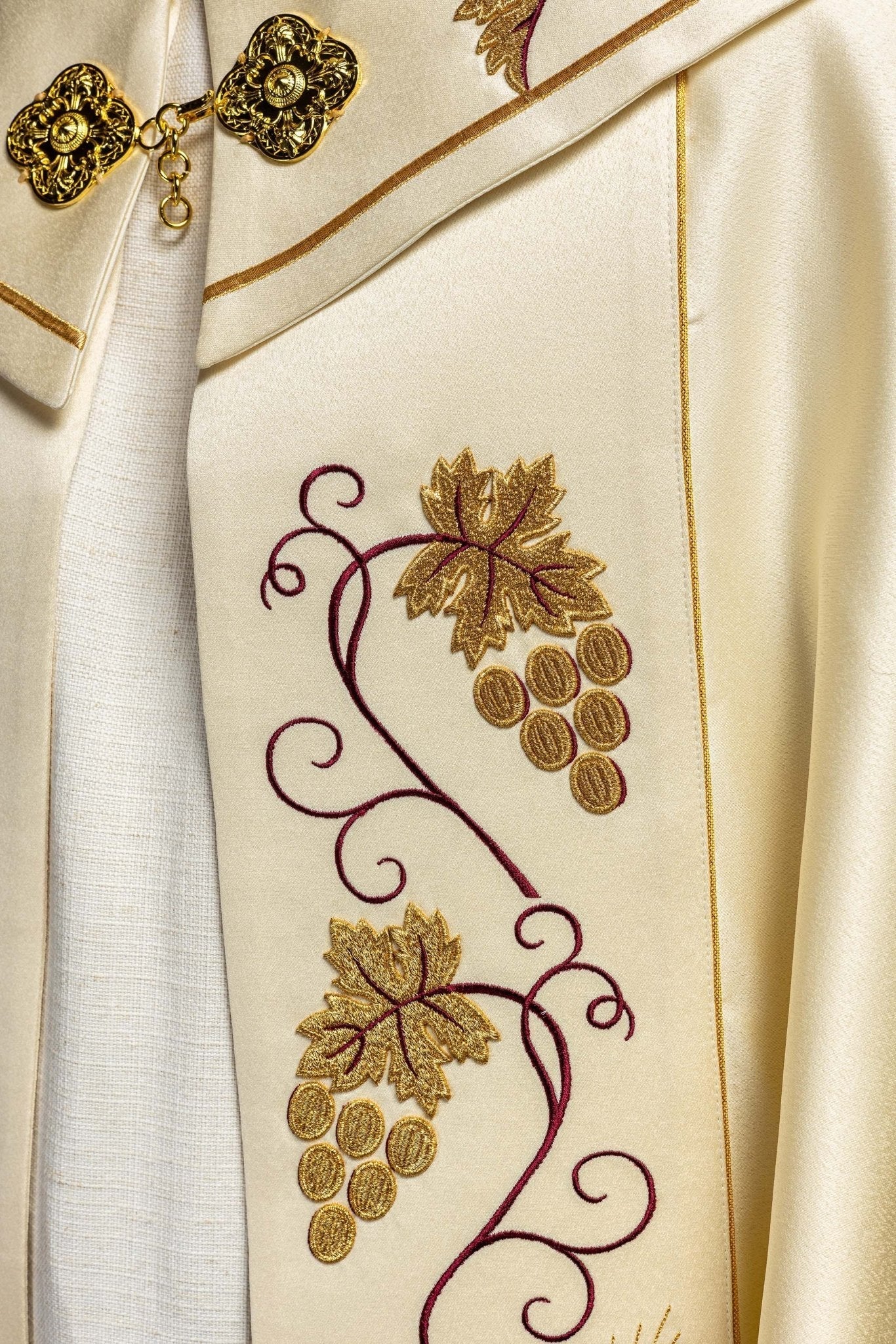 Capa de asperges com bordado IHS e uvas na cor creme
