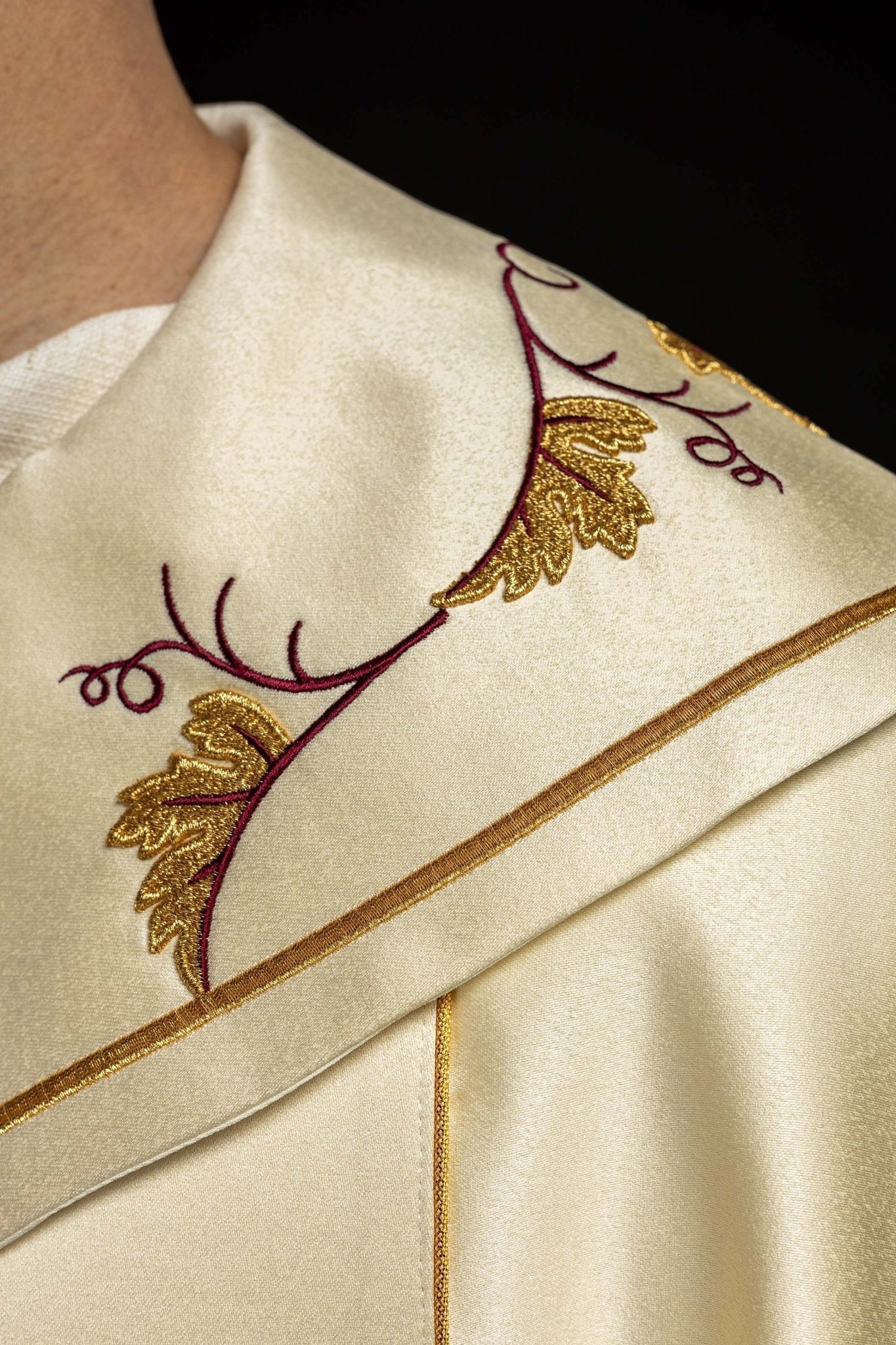 Capa de asperges com bordado IHS e uvas na cor creme