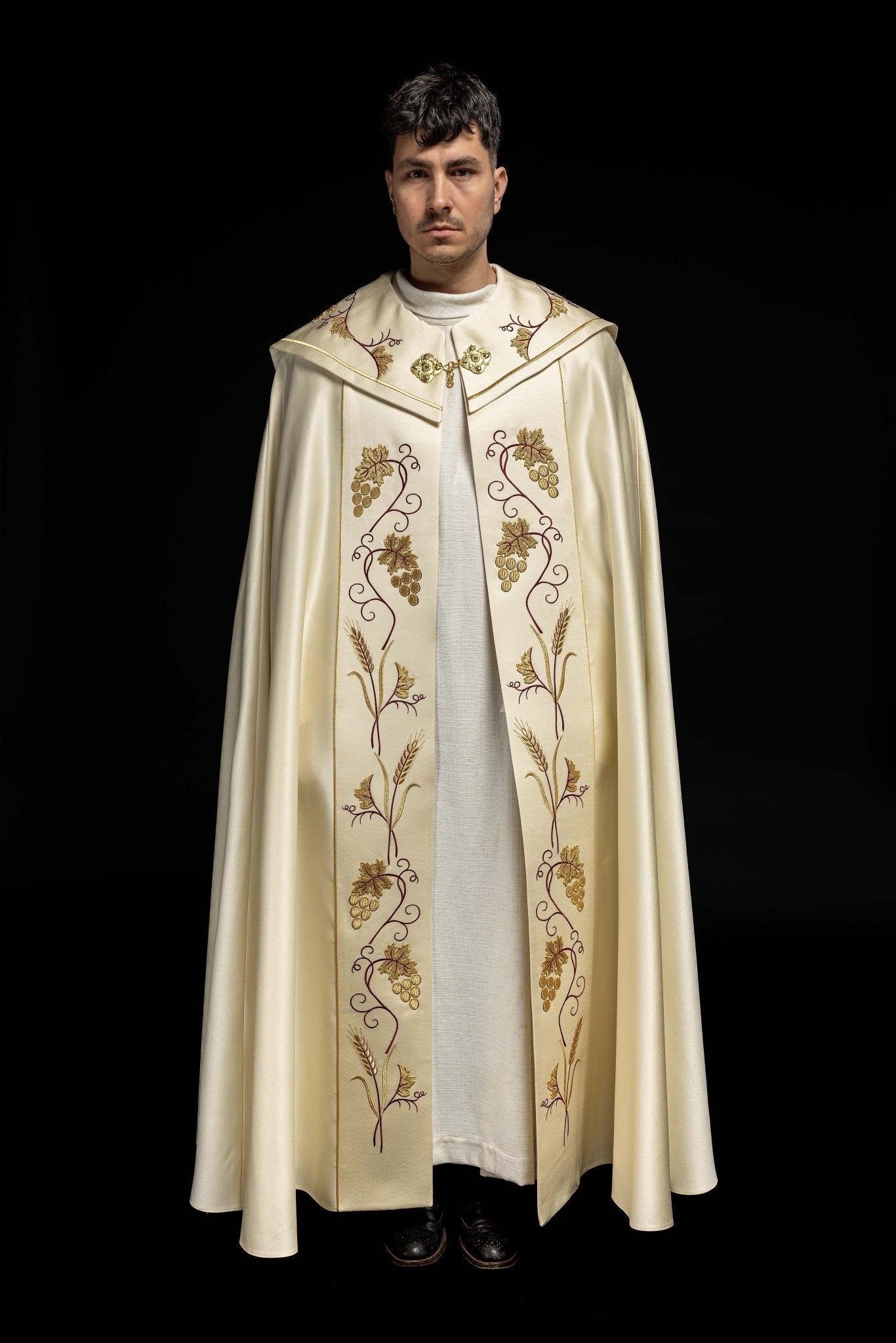 Capa de asperges com bordado IHS e uvas na cor creme