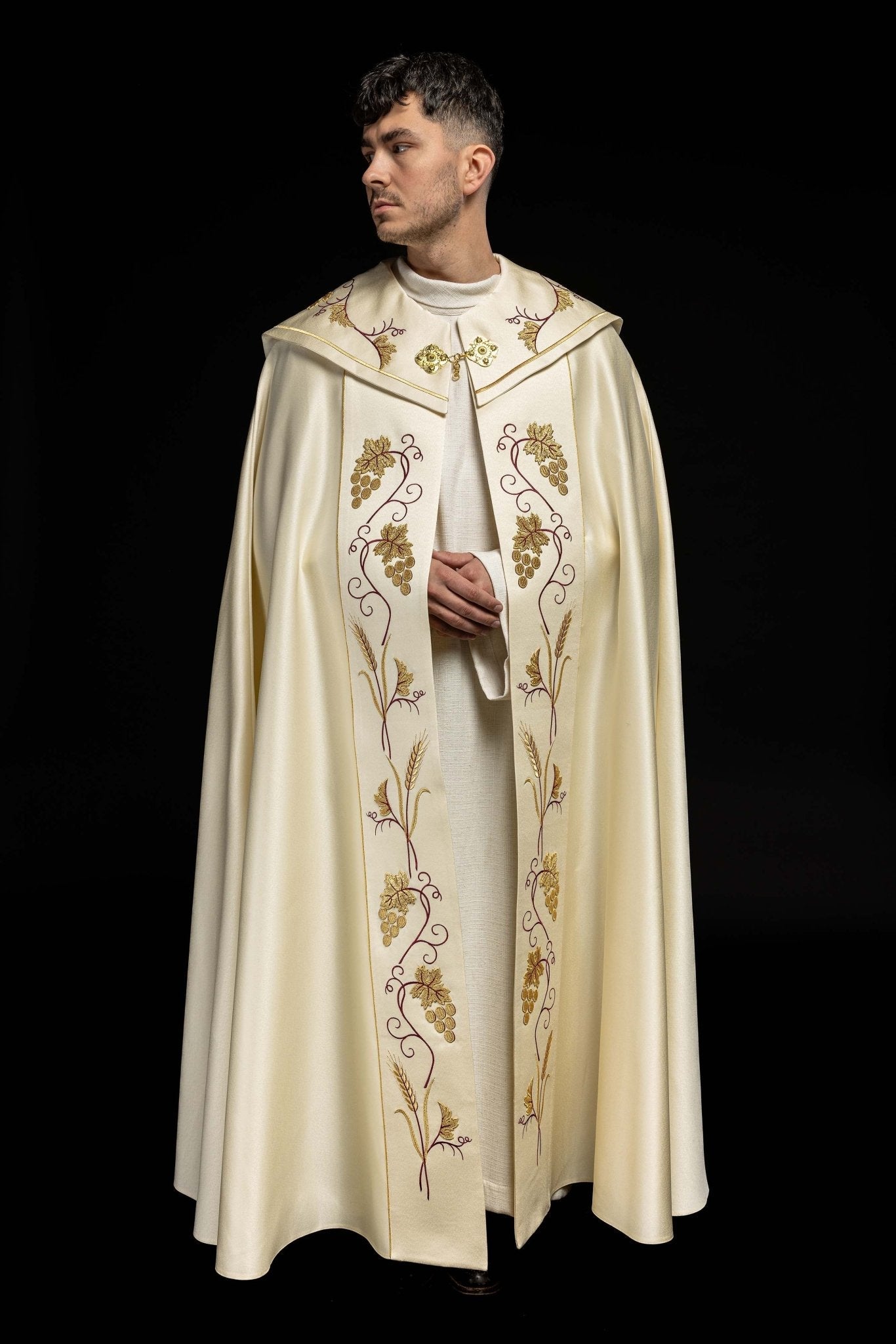 Capa de asperges com bordado IHS e uvas na cor creme