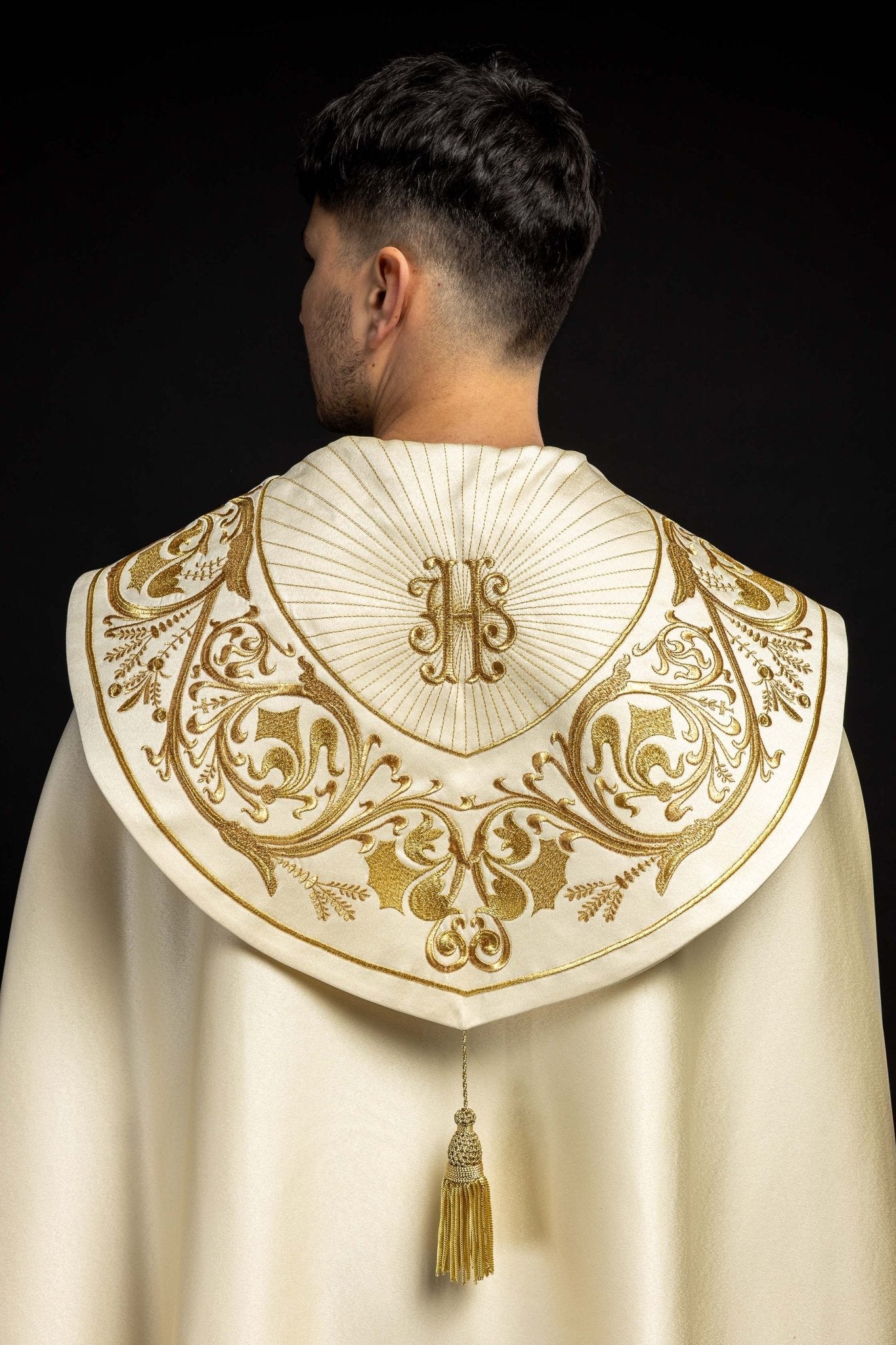 Capa de asperges litúrgica bordada IHS creme