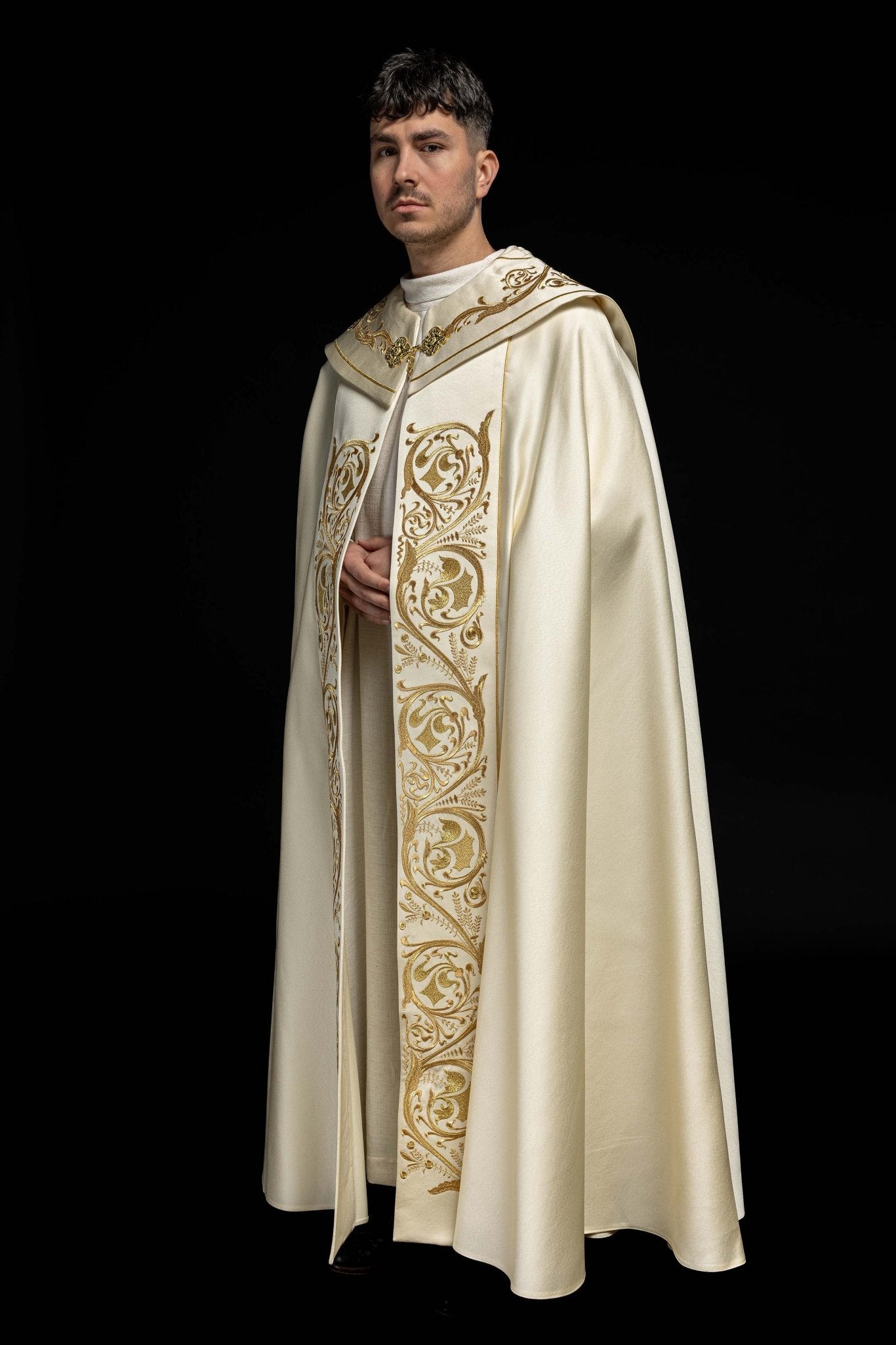 Capa de asperges litúrgica bordada IHS creme