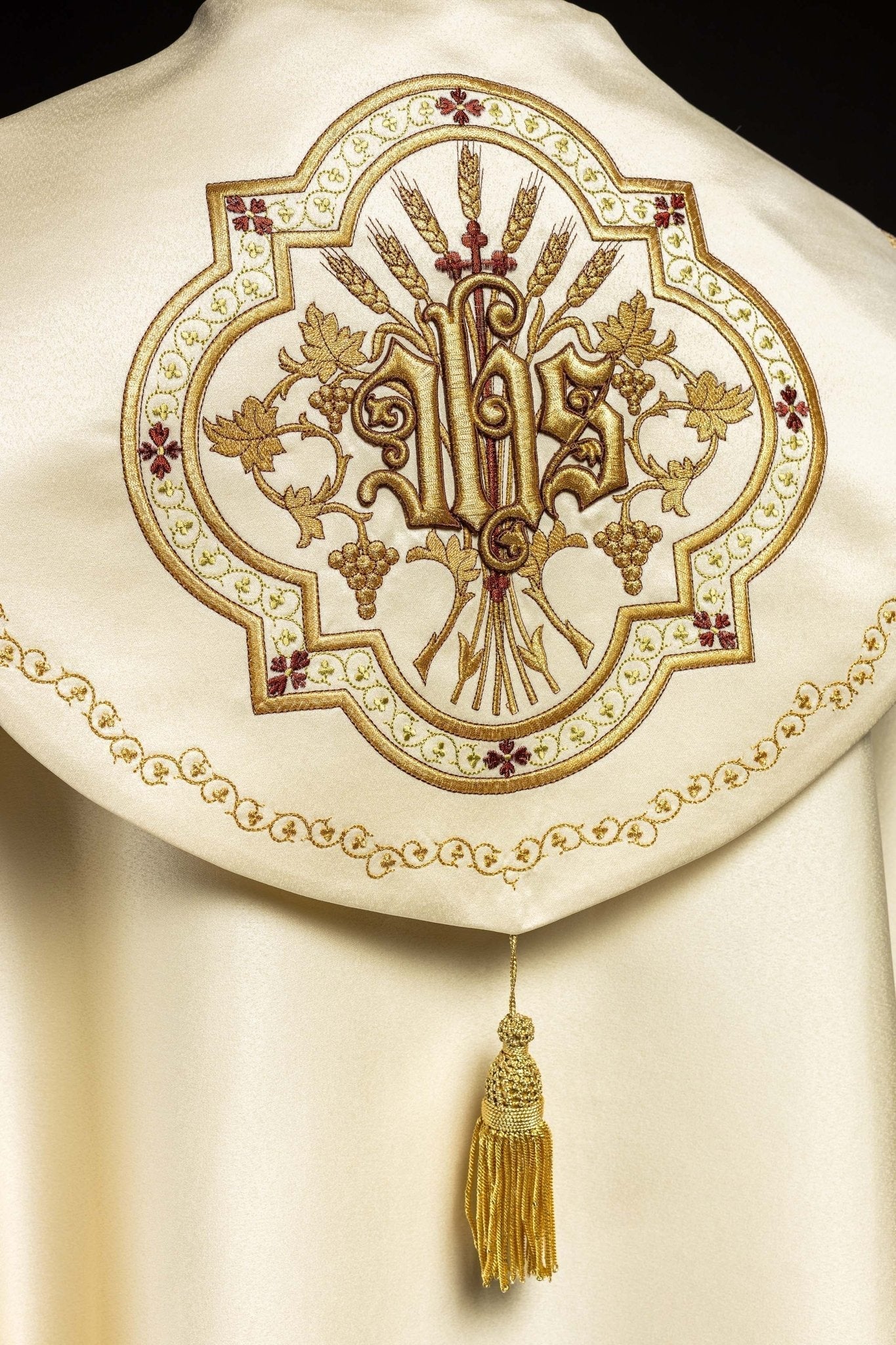 Capa de asperges de cetim creme com IHS bordado dourado