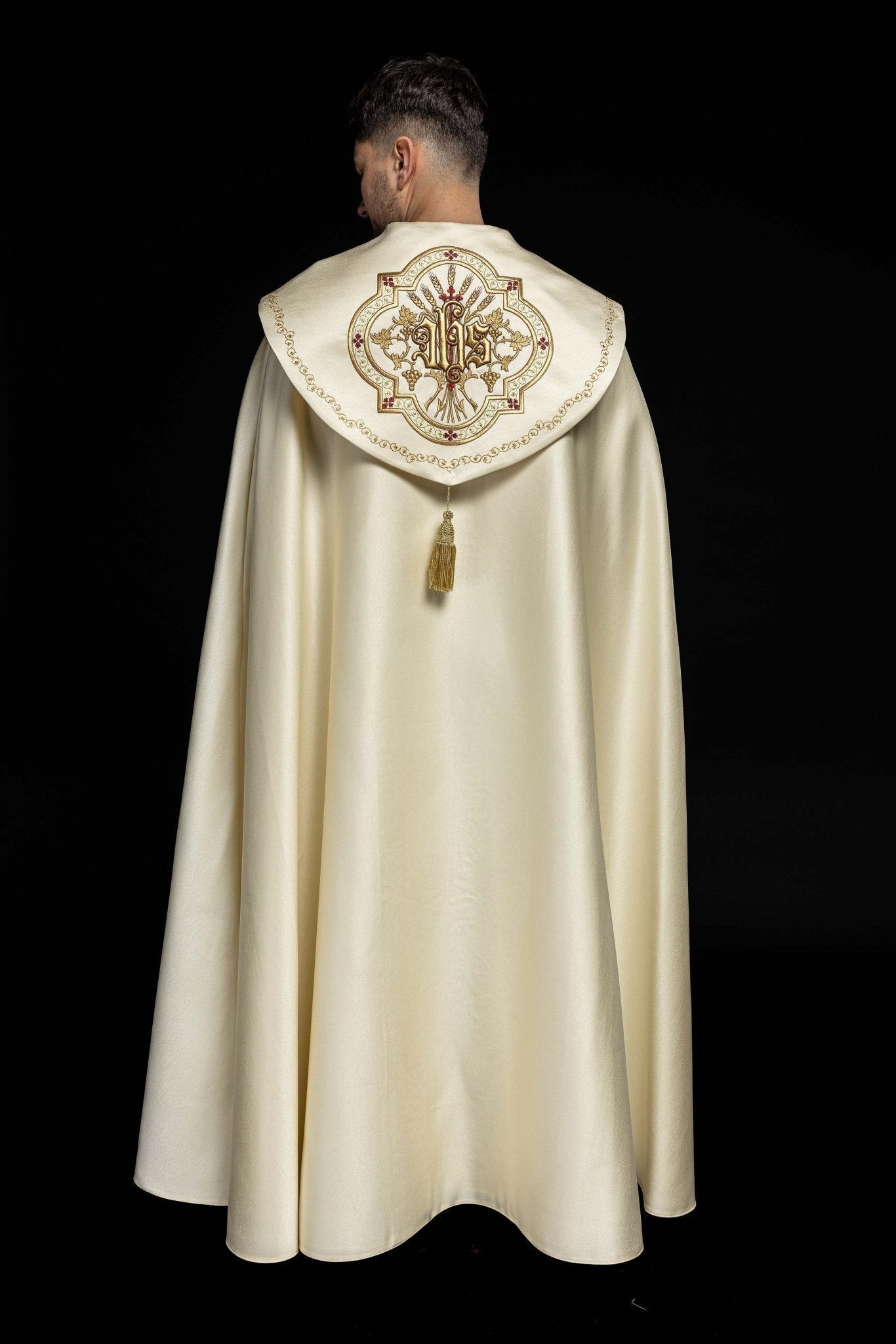 Capa de asperges de cetim creme com IHS bordado dourado