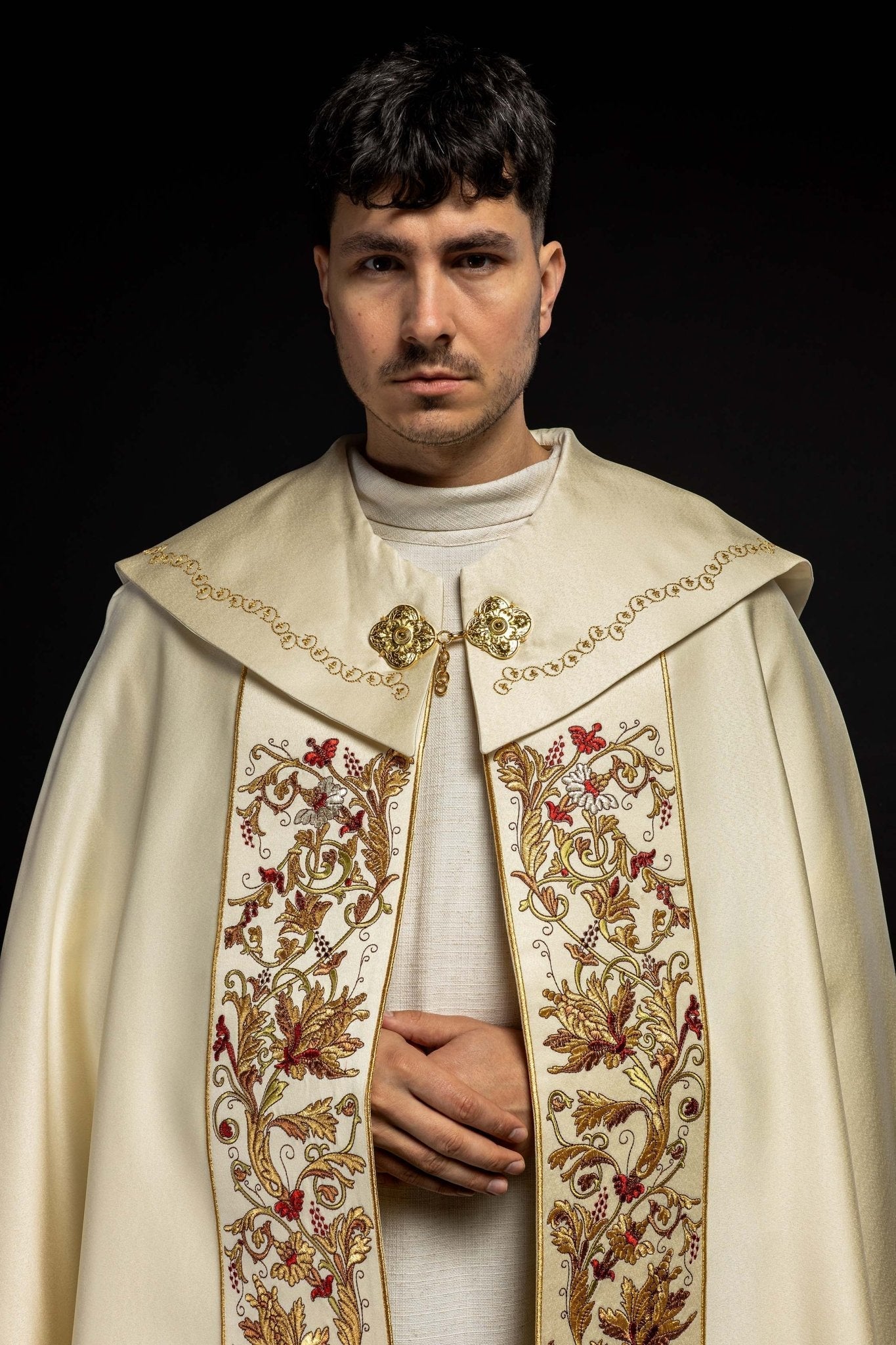 Capa de asperges de cetim creme com IHS bordado dourado
