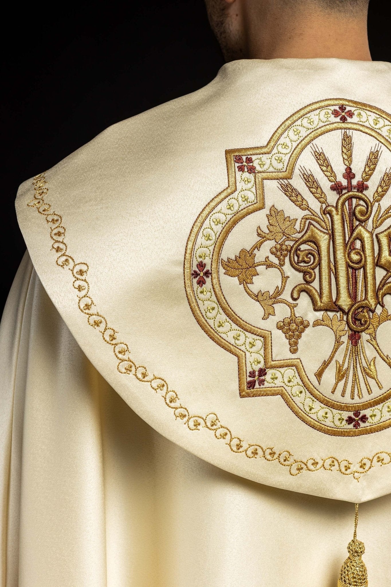 Capa de asperges de cetim creme com IHS bordado dourado