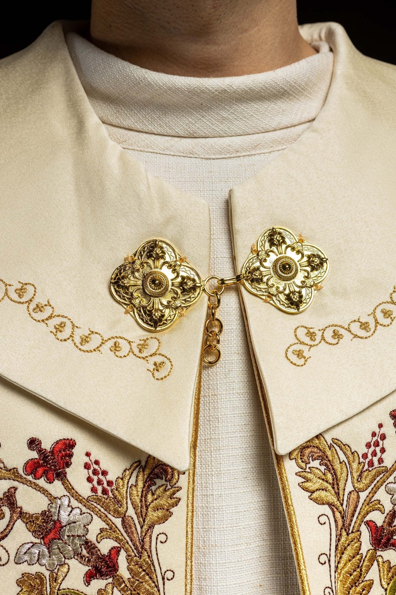 Capa de asperges de cetim creme com IHS bordado dourado