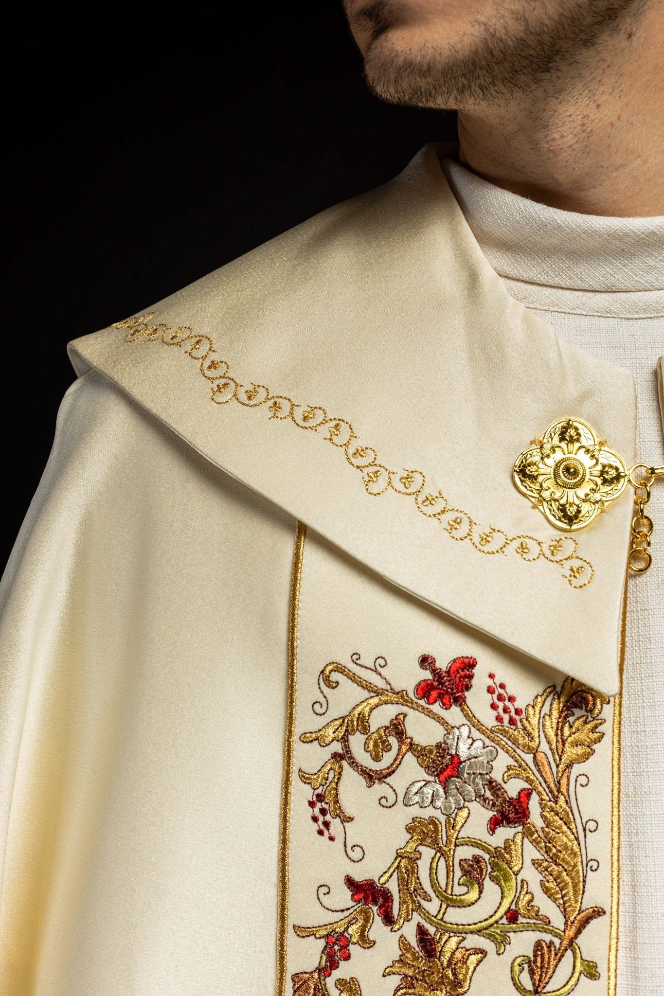 Capa de asperges de cetim creme com IHS bordado dourado