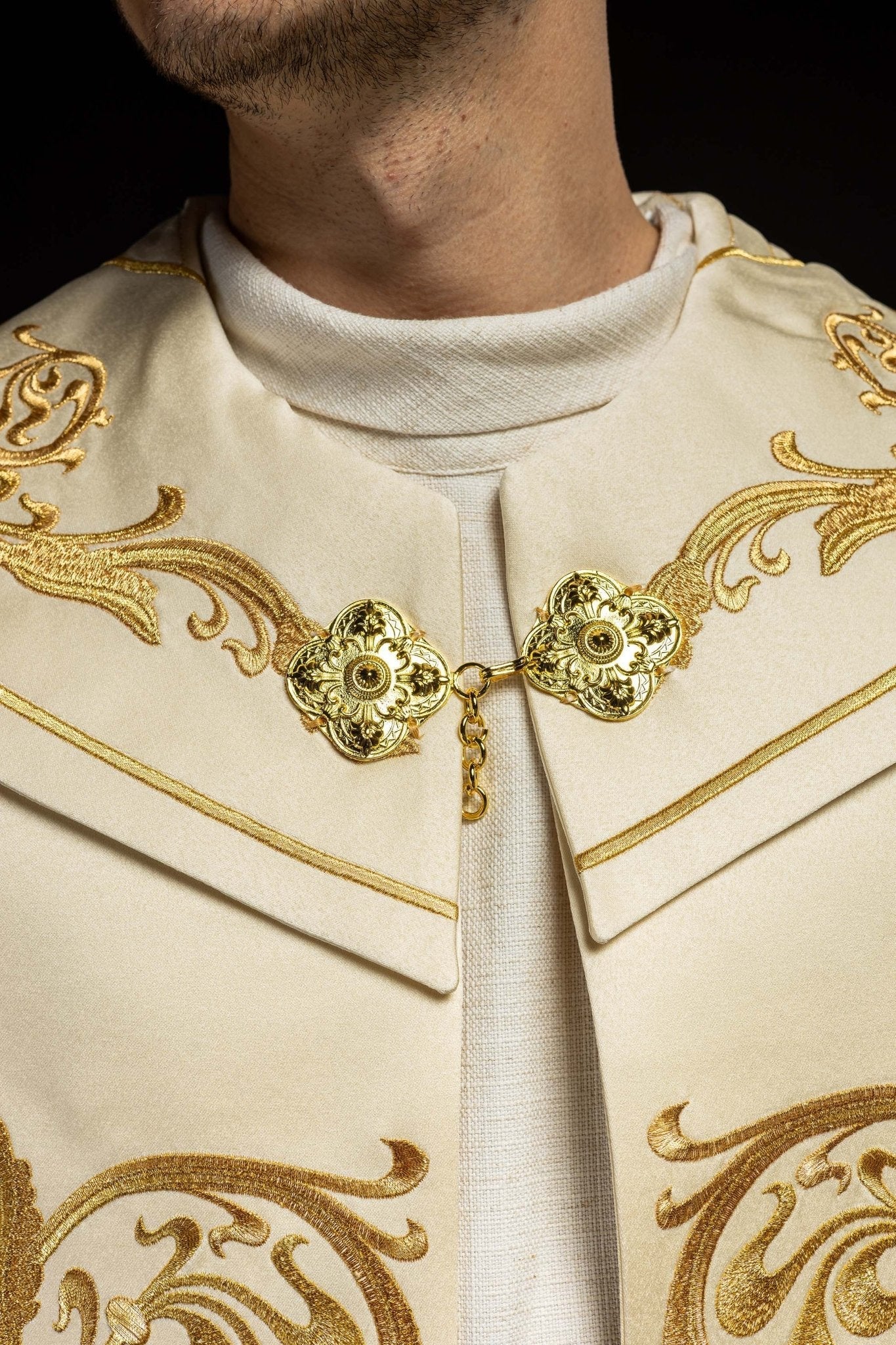 Capa de asperges litúrgica bordada IHS creme