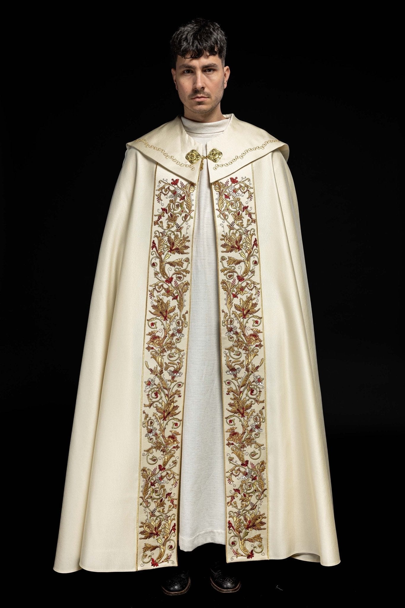 Capa de asperges de cetim creme com IHS bordado dourado