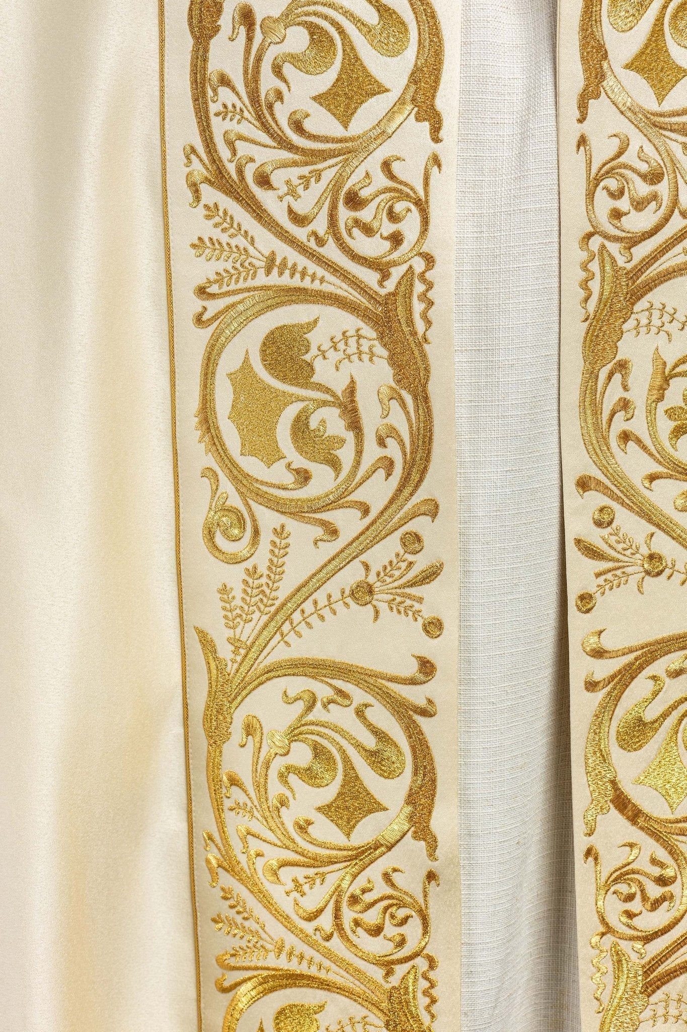 Capa de asperges litúrgica bordada IHS creme