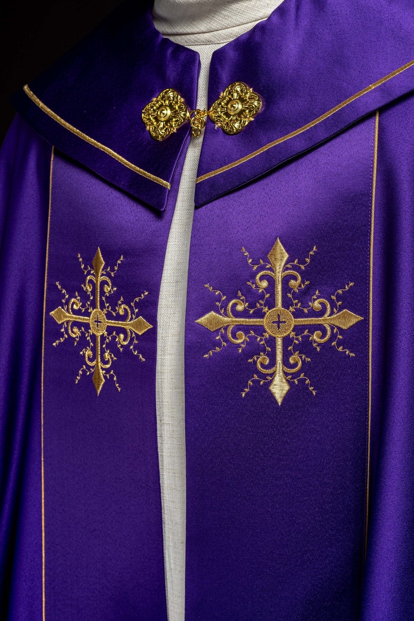 Capa de asperges litúrgica roxa bordada com cruz dourada