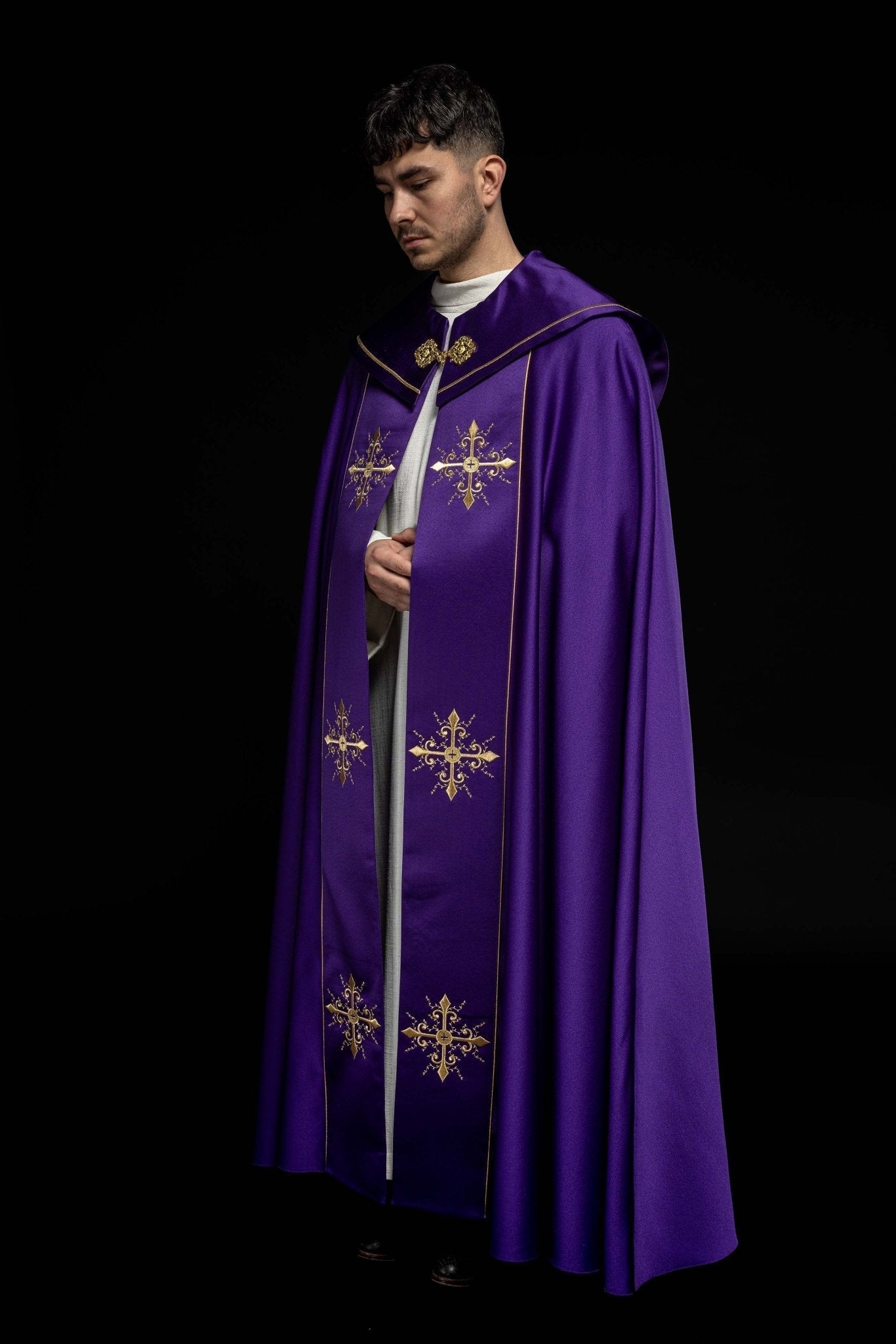 Capa de asperges litúrgica roxa bordada com cruz dourada