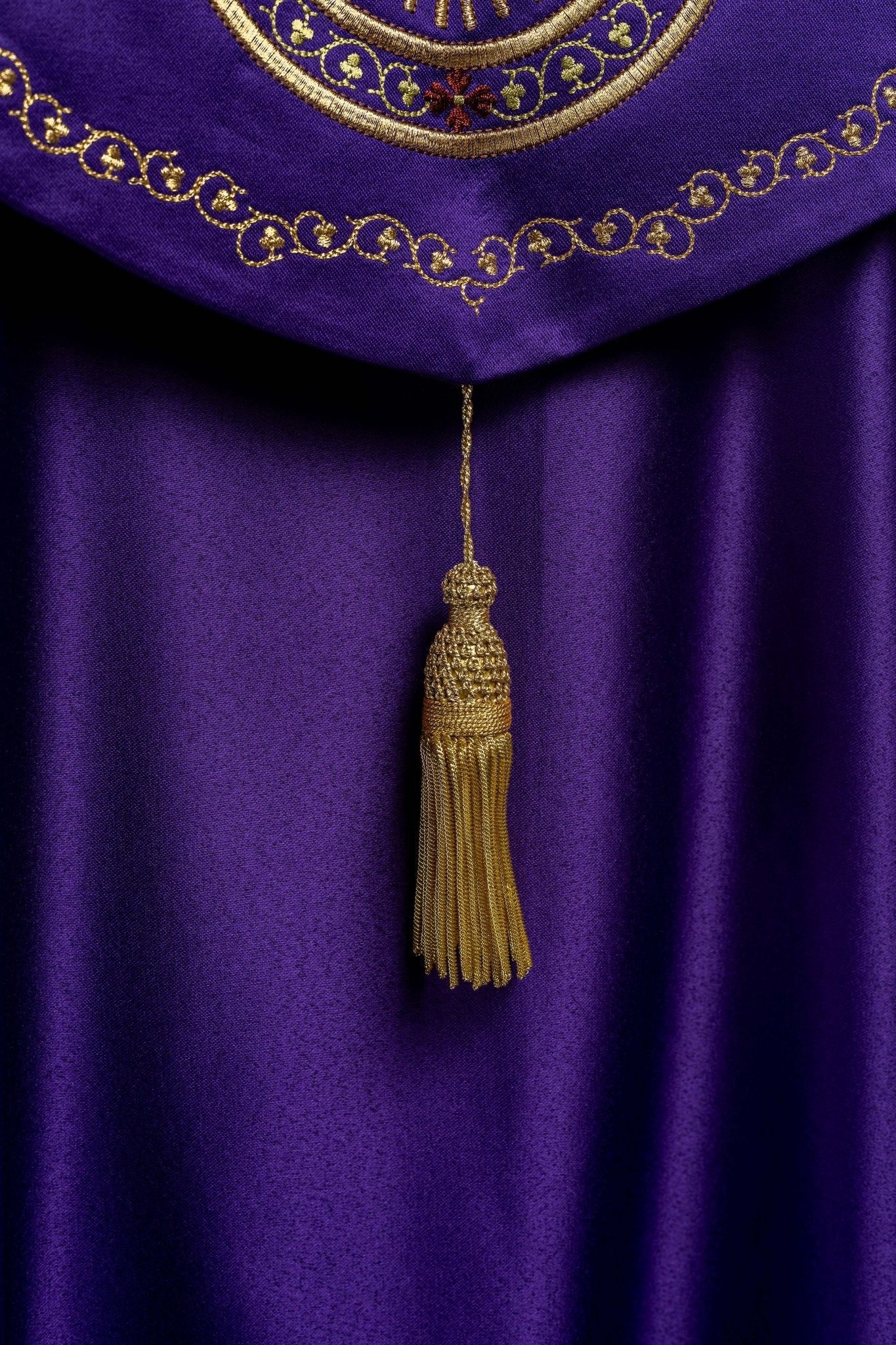 Capa de asperges eucarística roxa com monograma IHS bordado