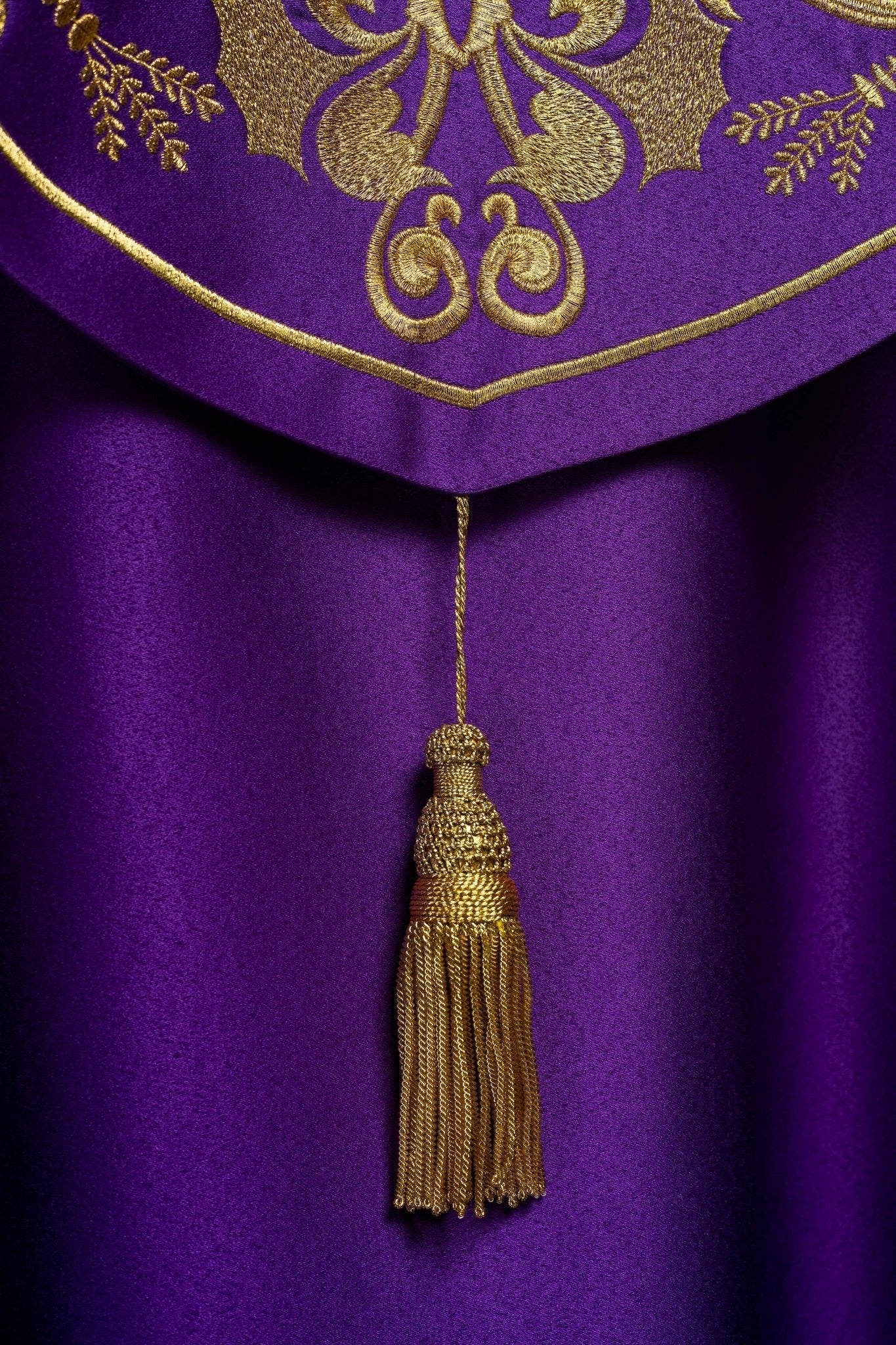 Capa de asperges litúrgica roxa com monograma IHS dourado
