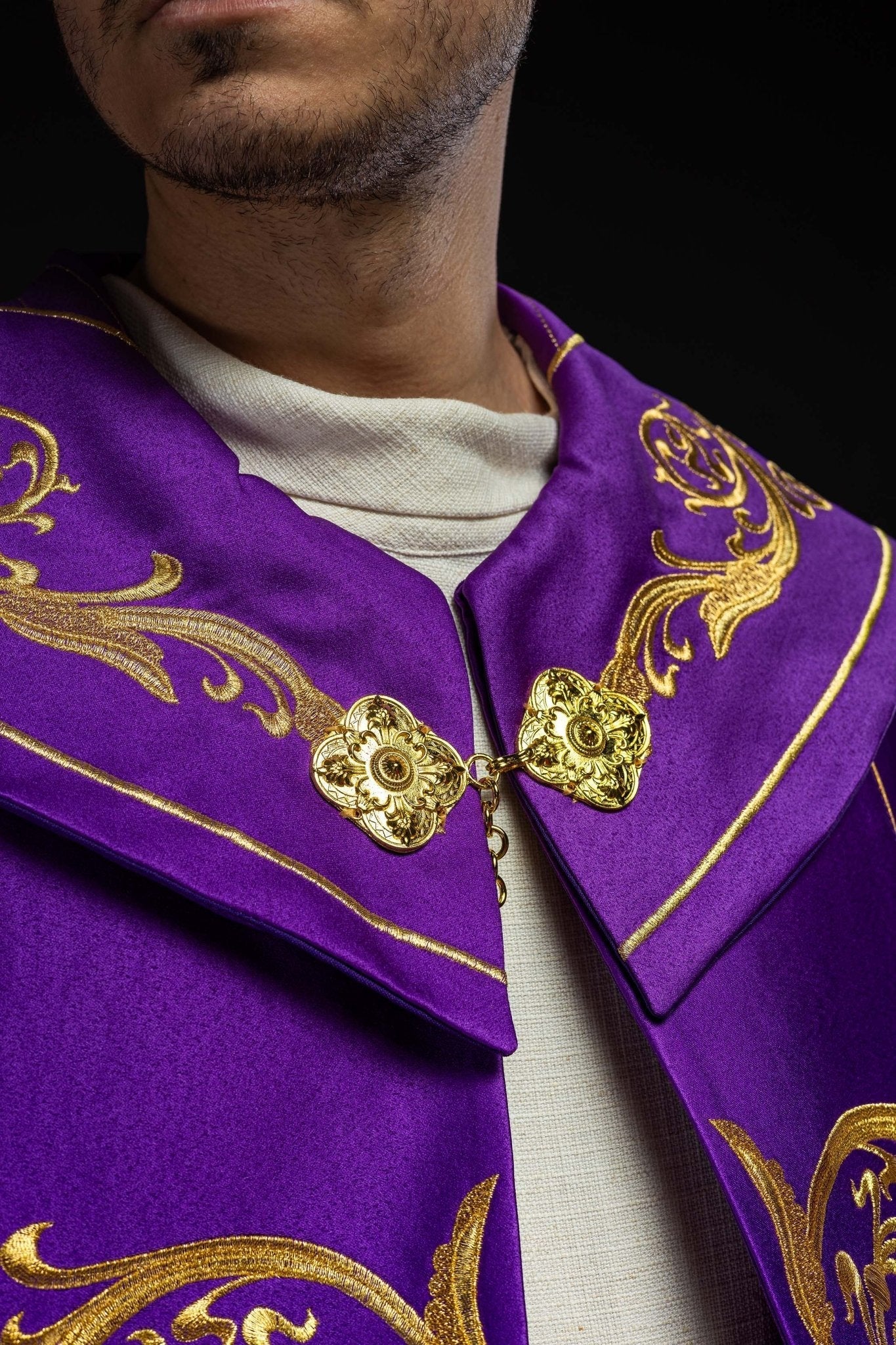 Capa de asperges litúrgica roxa com monograma IHS dourado