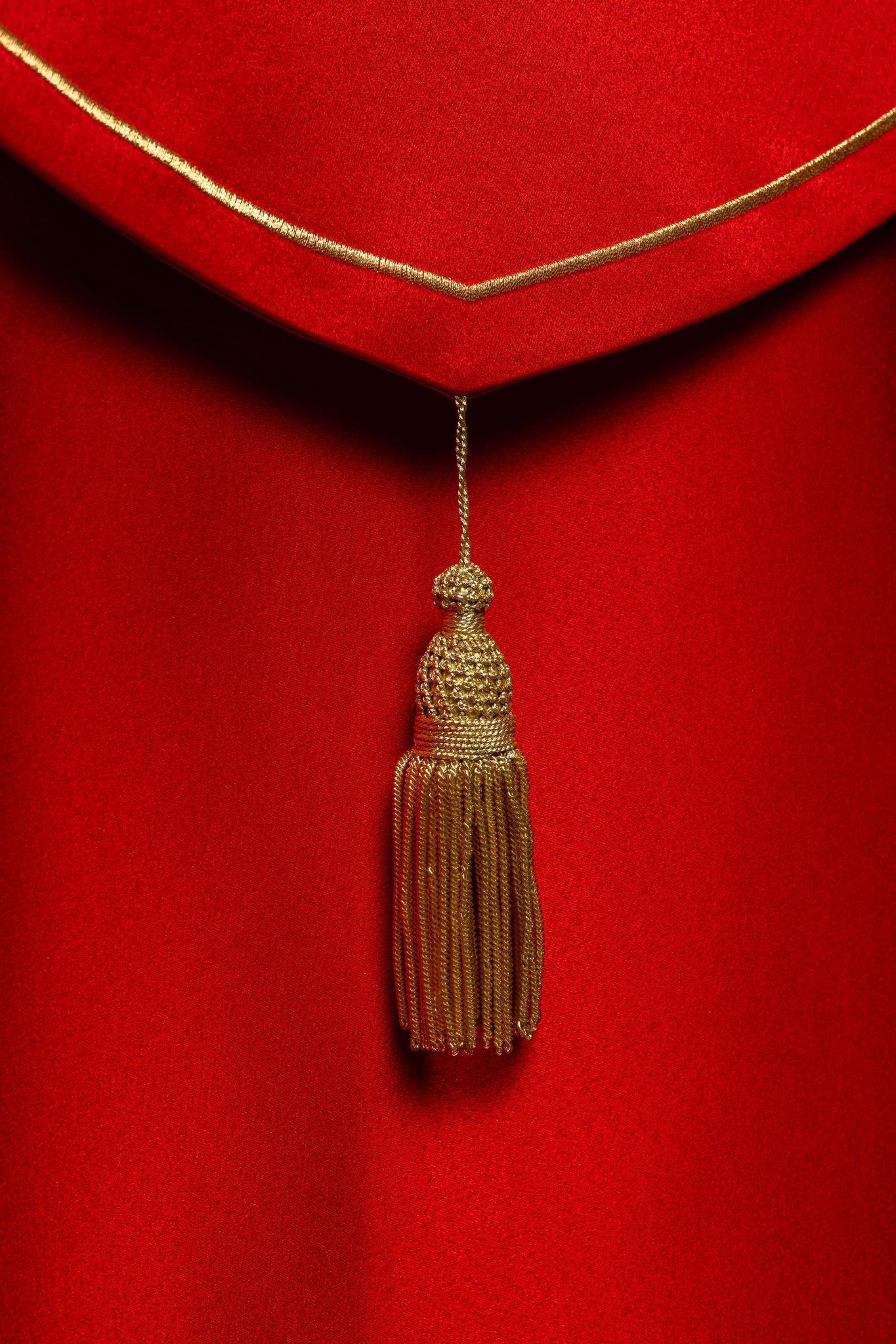 Capa de asperges litúrgica vermelha com bordado de cruzes douradas
