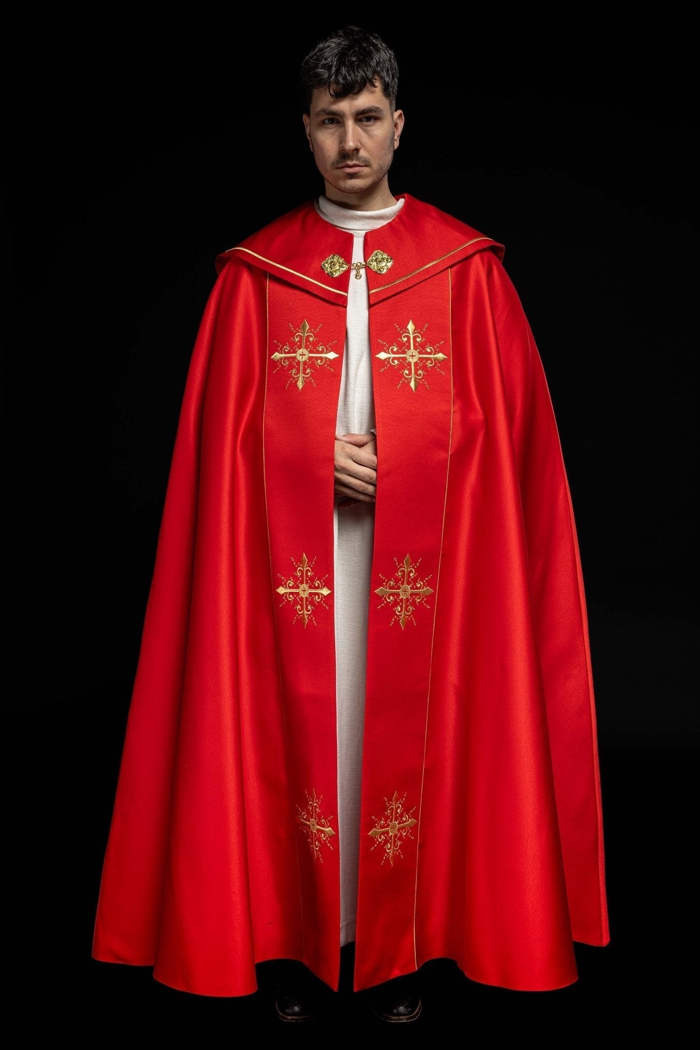 Capa de asperges litúrgica vermelha com bordado de cruzes douradas