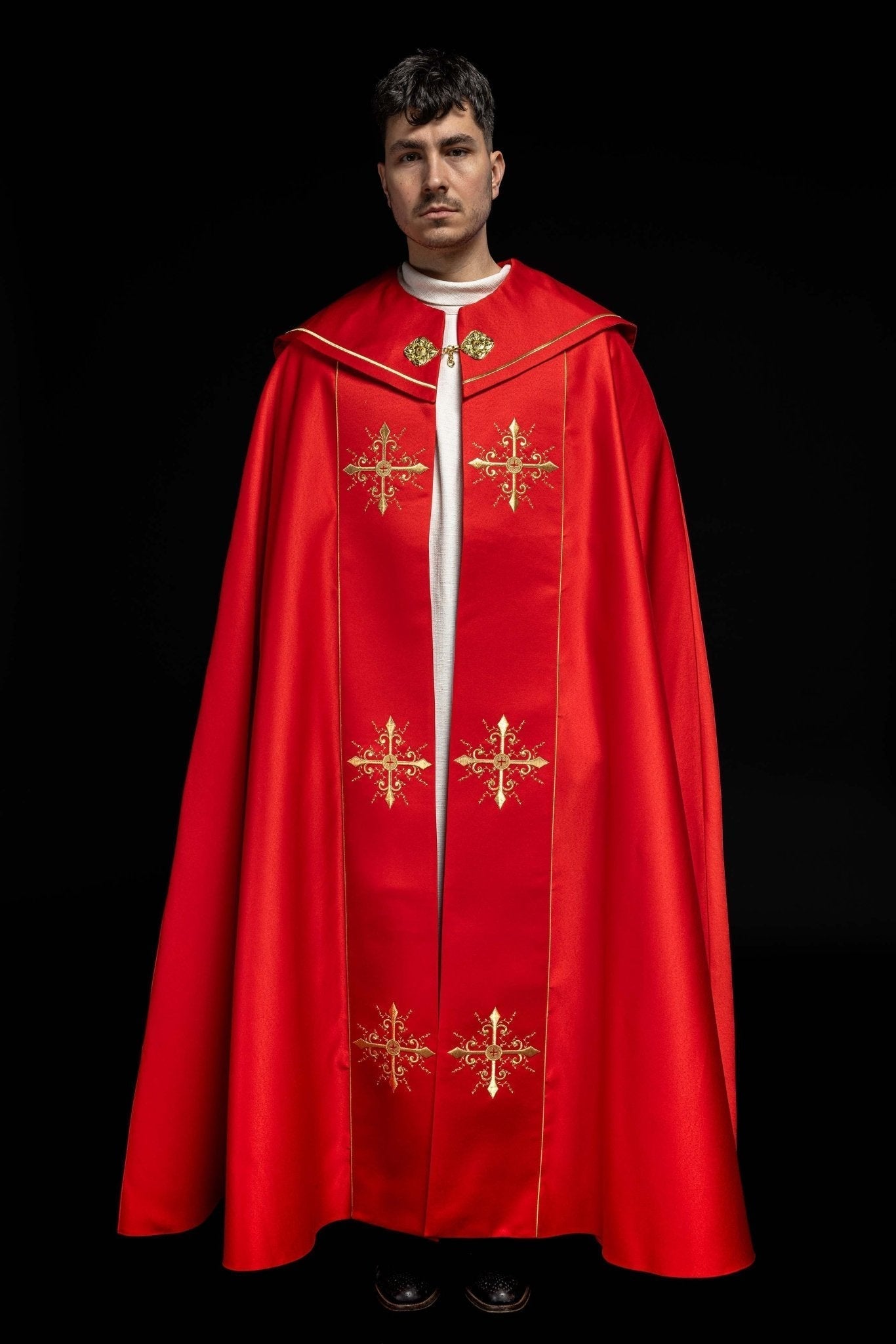 Capa de asperges litúrgica vermelha com bordado de cruzes douradas